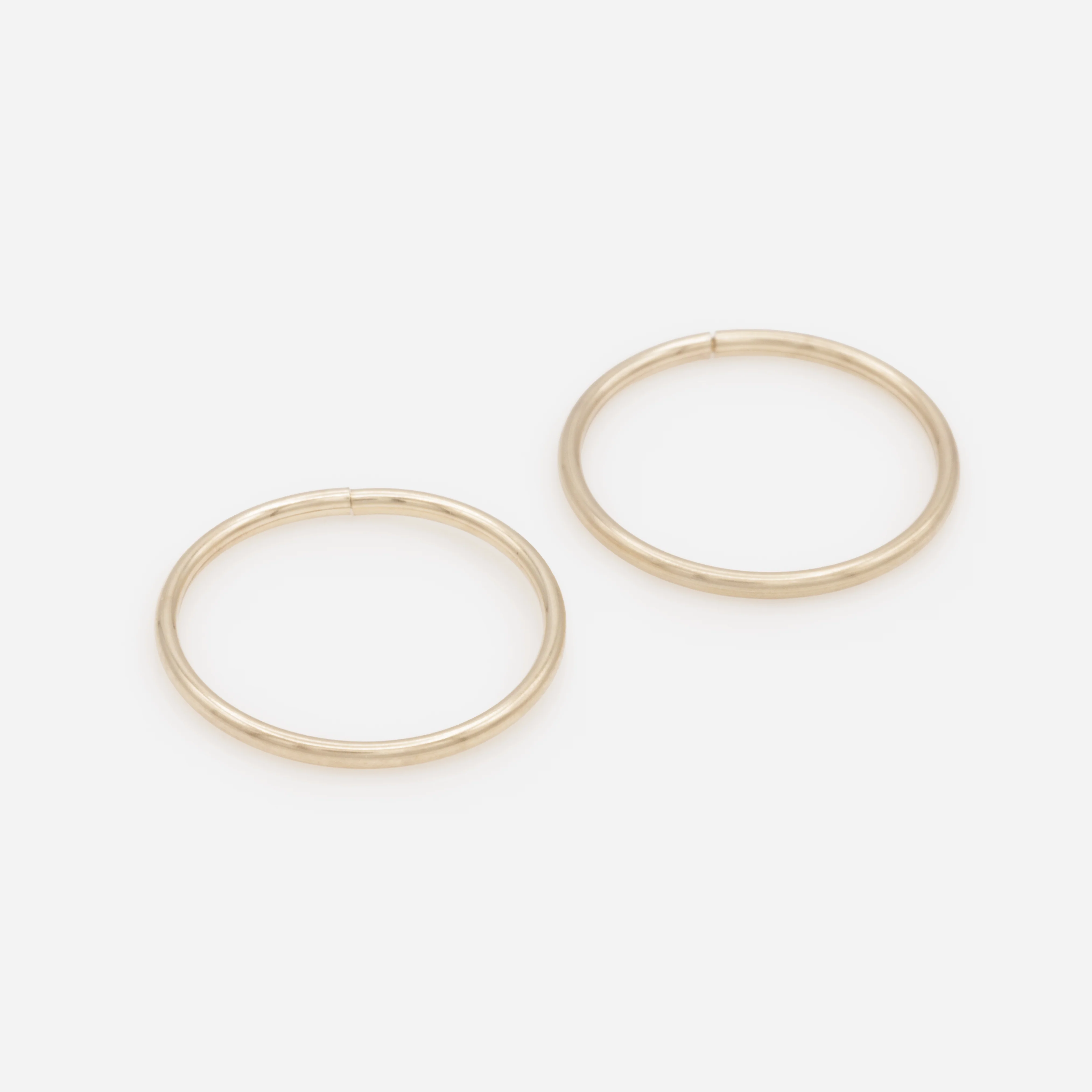 Boucles d'oreilles dormeuses 14 mm en or 10 carats - Image 2