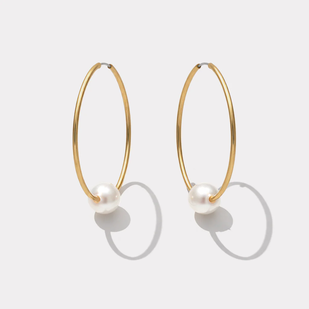 Boucles d'oreilles fins anneaux dorés avec perle ronde