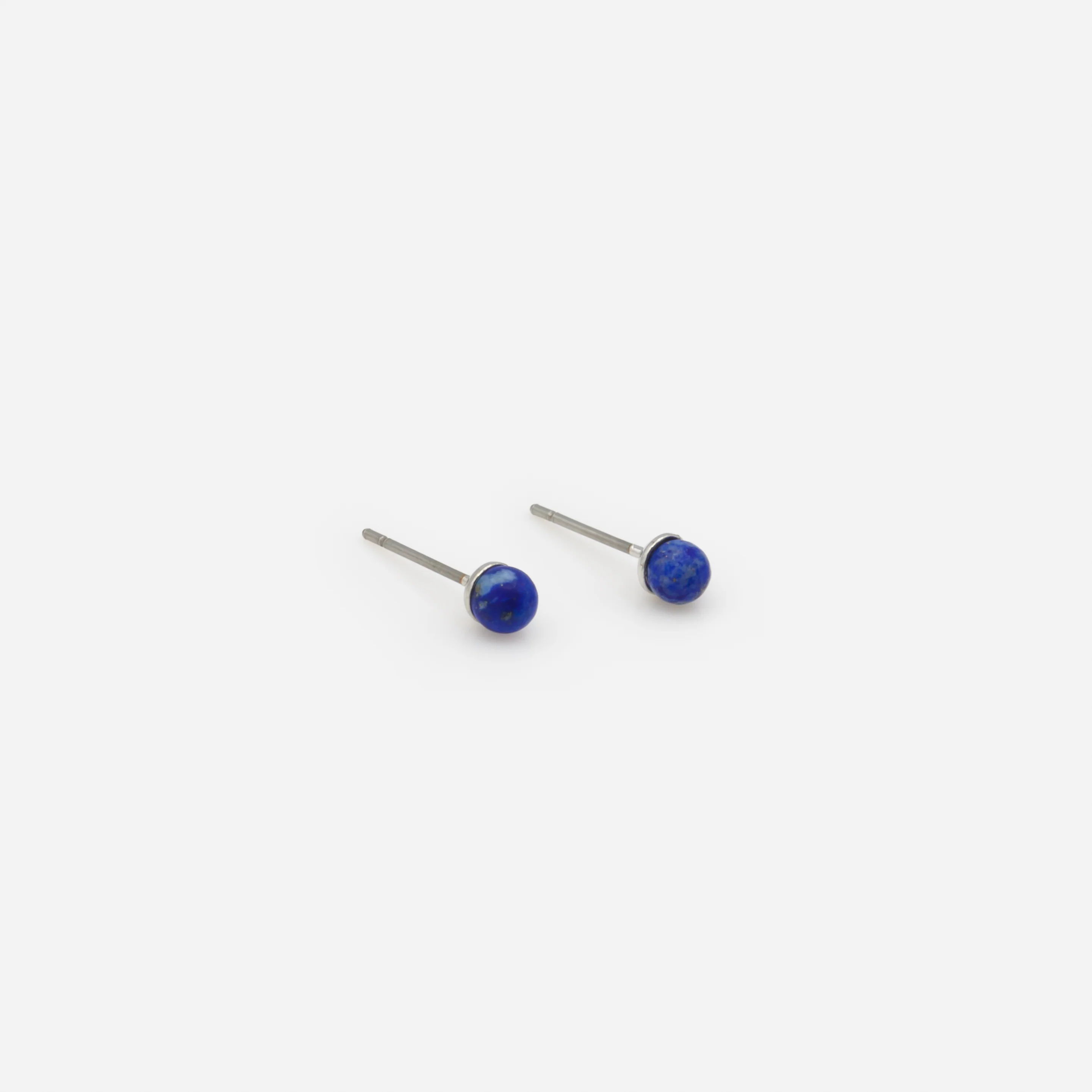 Boucles d'oreilles fixes argentées pierre ronde bleu foncé - Image 2