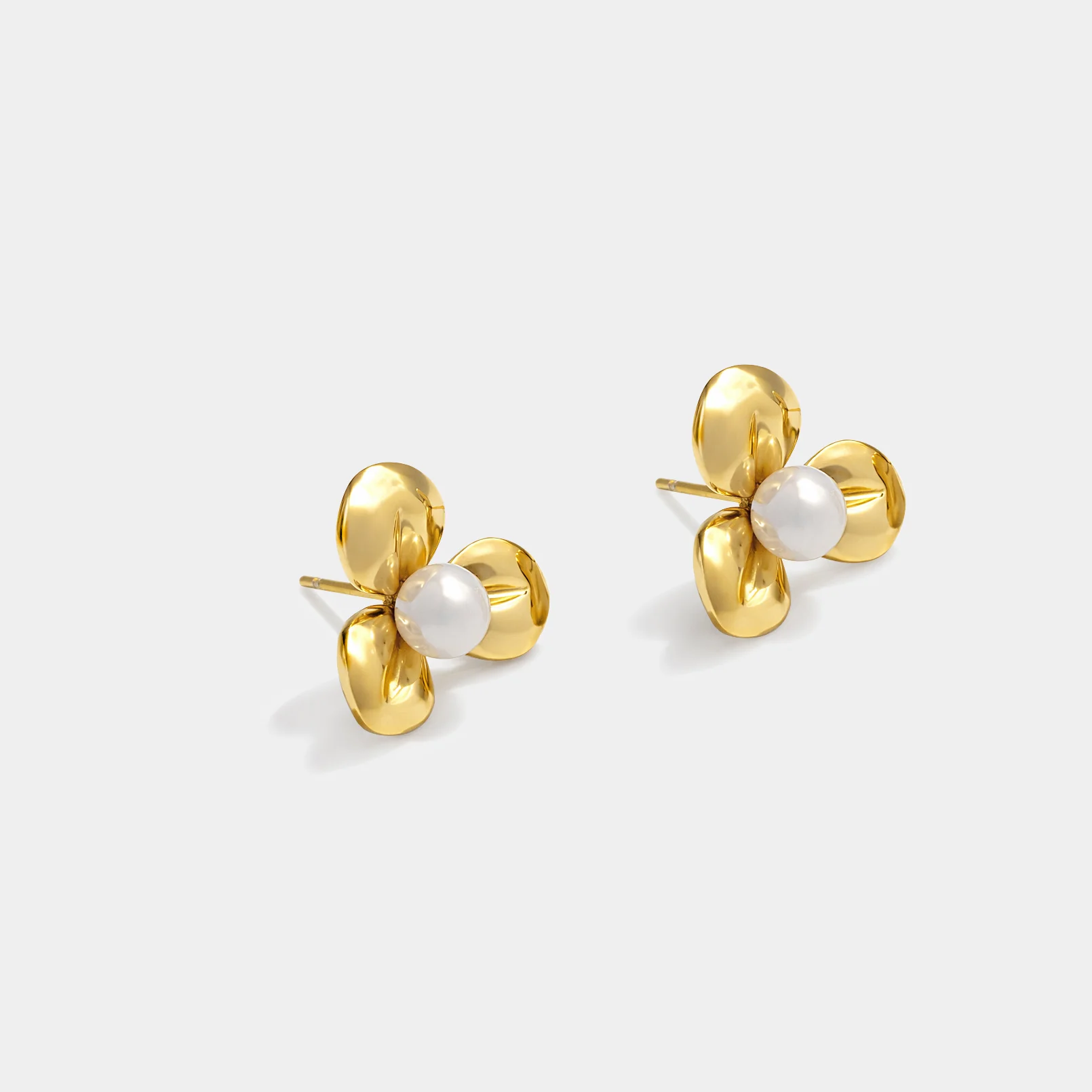 Boucles d'oreilles fleur dorée en acier inoxydable & perle