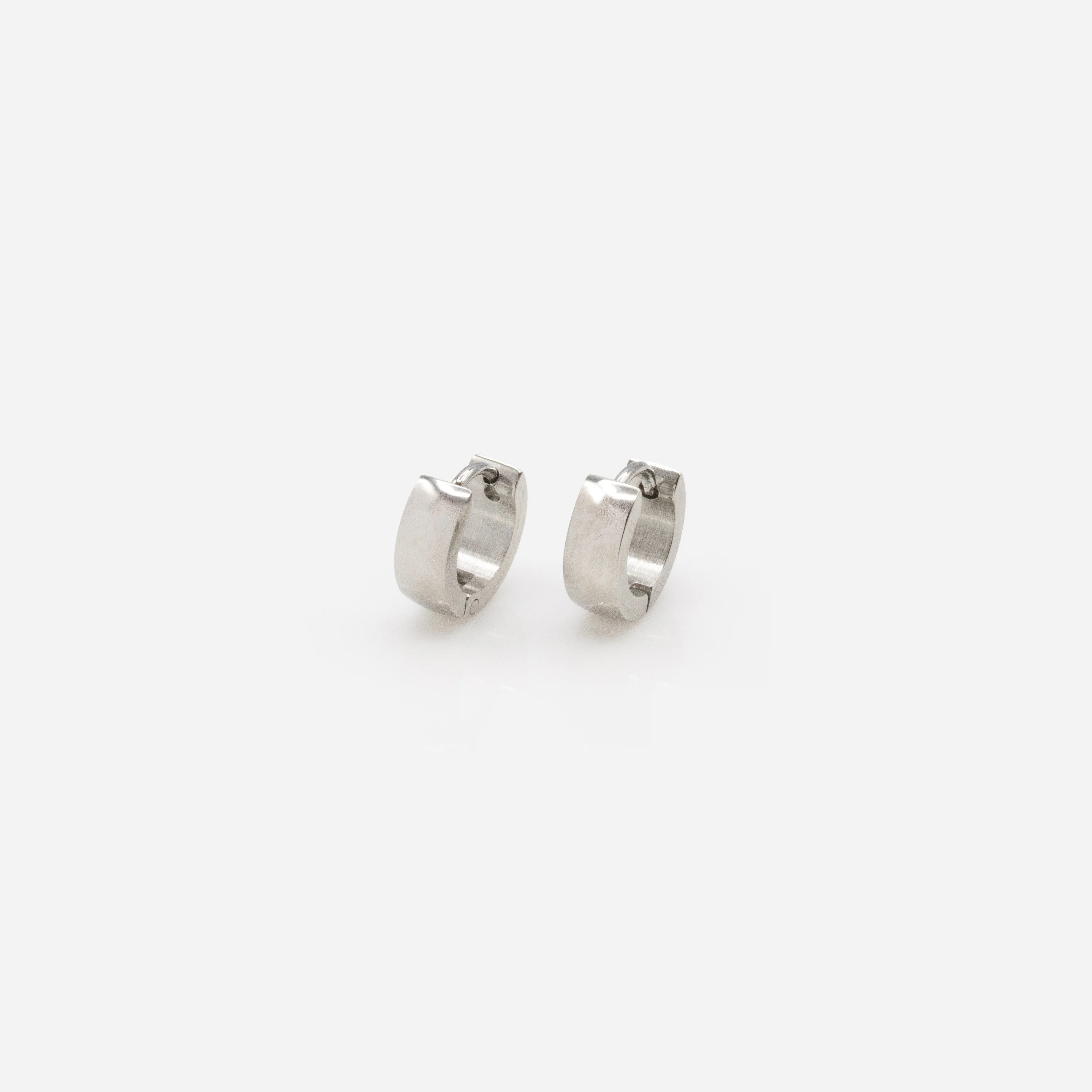 Boucles d'oreilles huggies argentées 10 mm en acier inoxydable - Image 2
