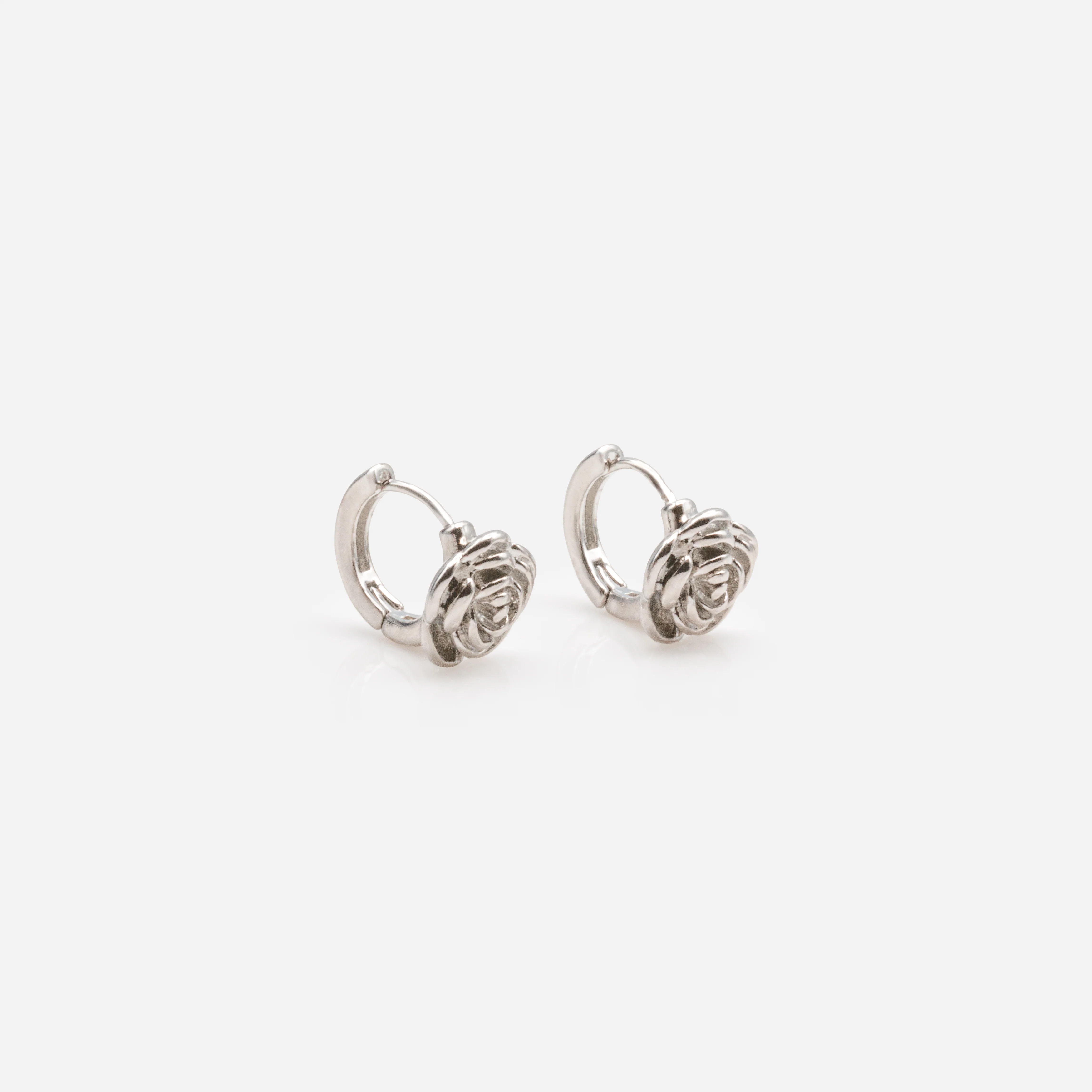 Boucles d'oreilles huggies argentées 11 mm avec rose - Image 2