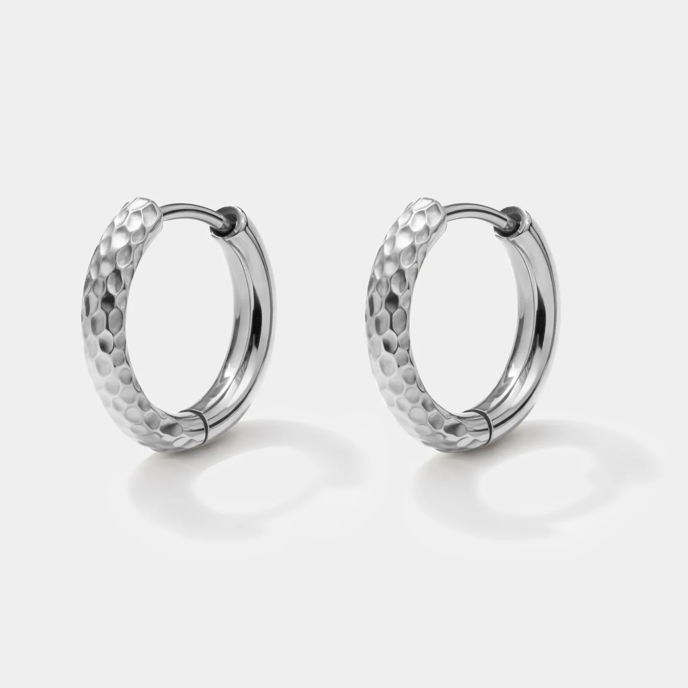 Boucles d'oreilles huggies argentées à demi texturées en acier inoxydable