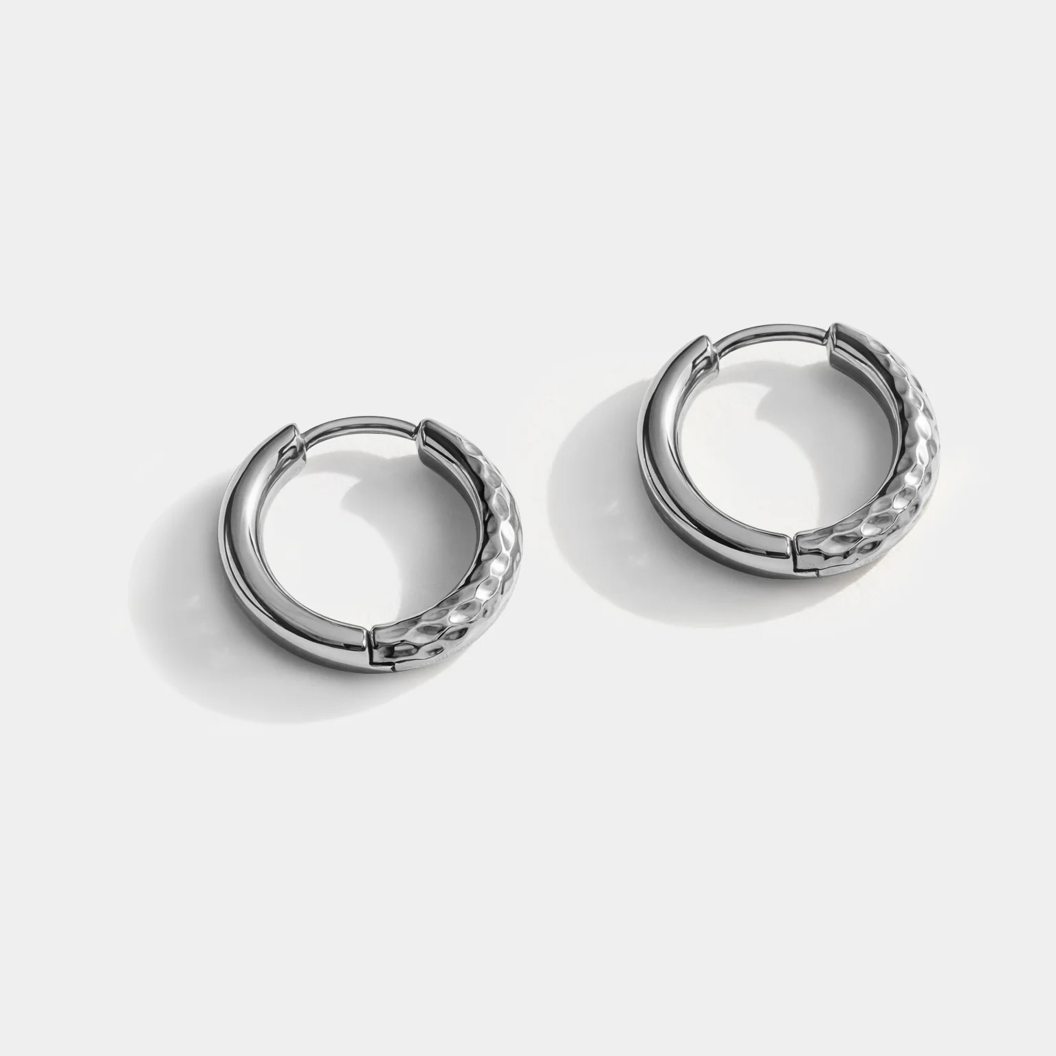 Boucles d'oreilles huggies argentées à demi texturées en acier inoxydable - Image 2