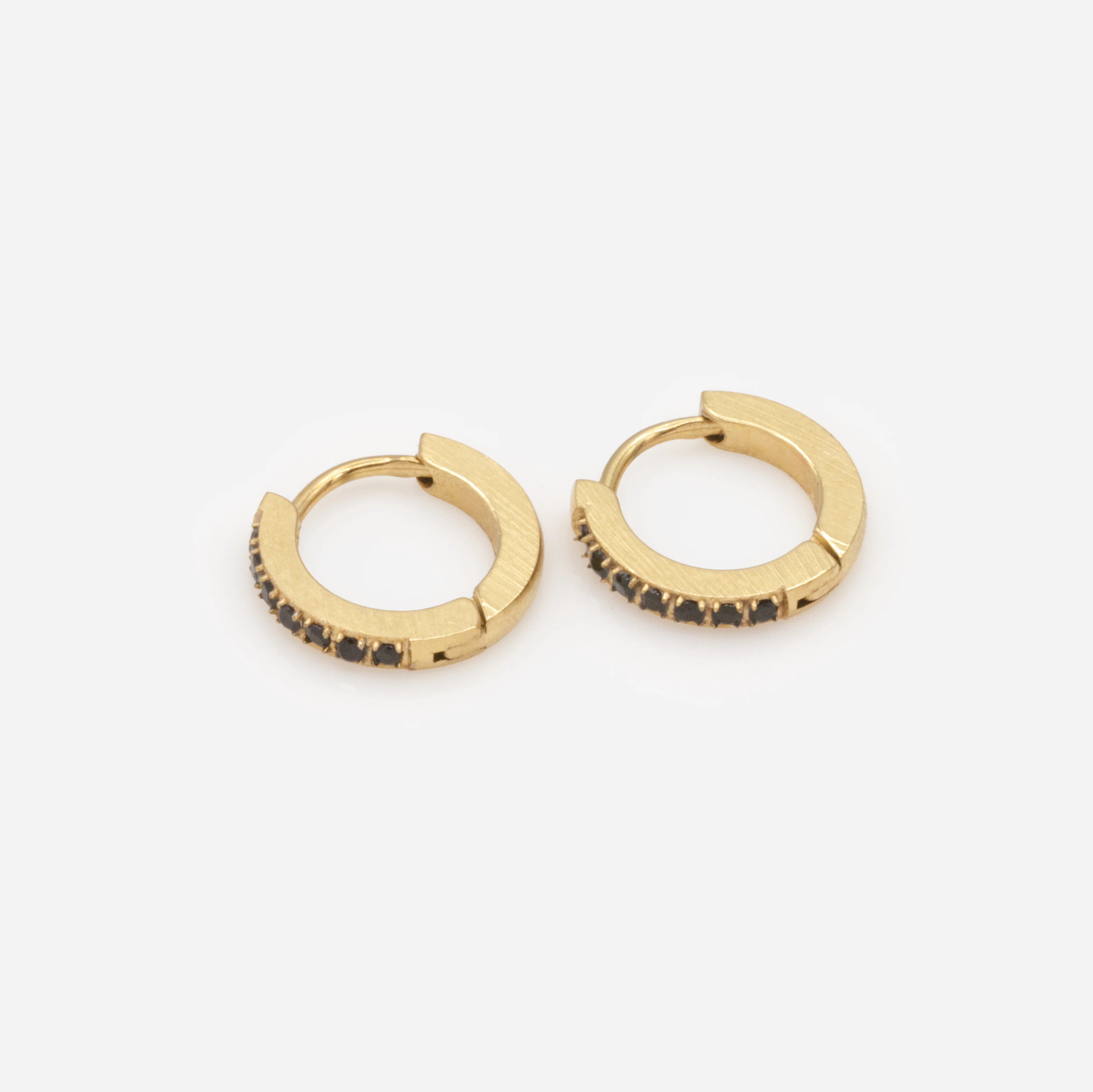 Boucles d'oreilles huggies dorées avec zircons noirs en acier inoxydable - Image 2