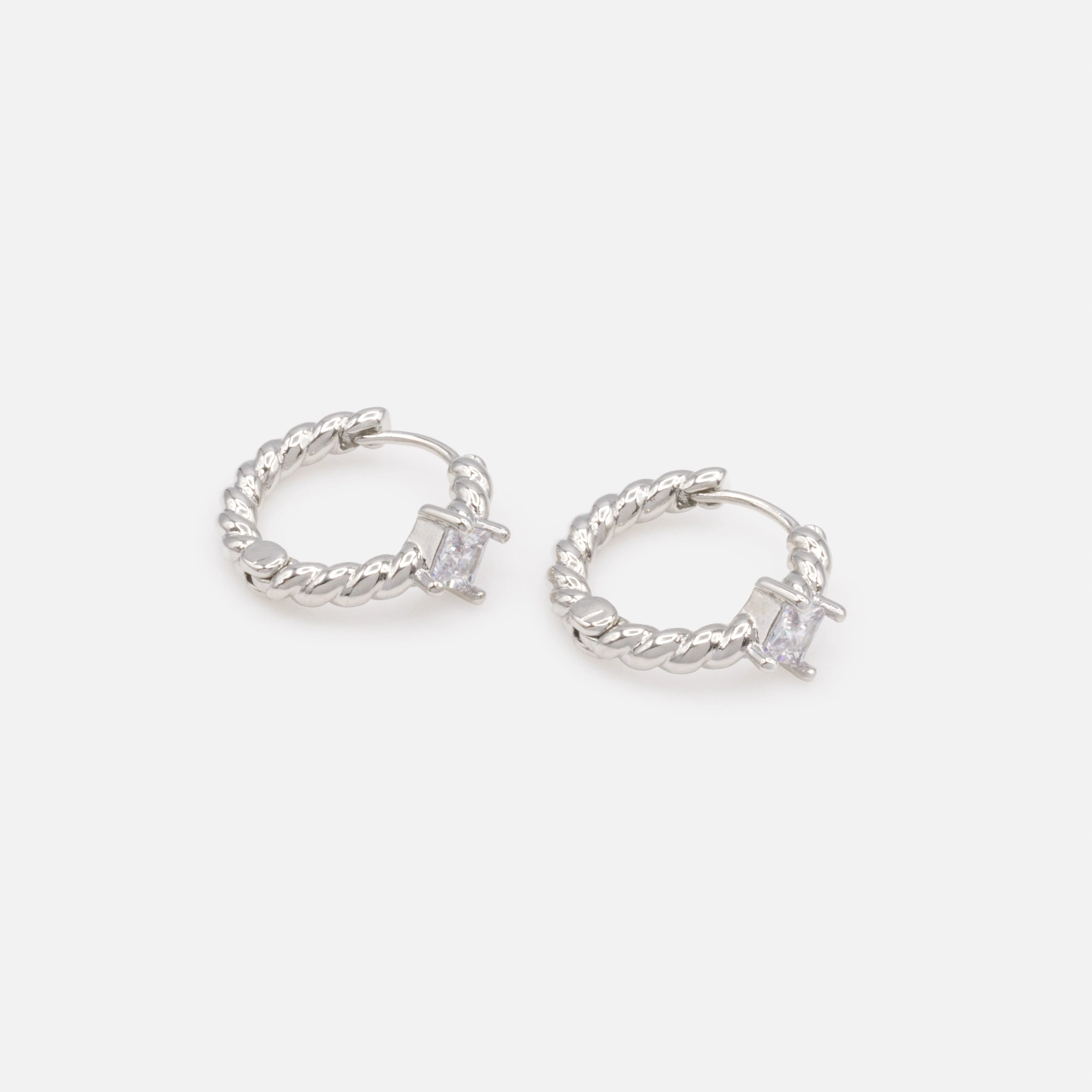 Boucles d'oreilles huggies argentées torsadées avec pierre translucide - Image 2