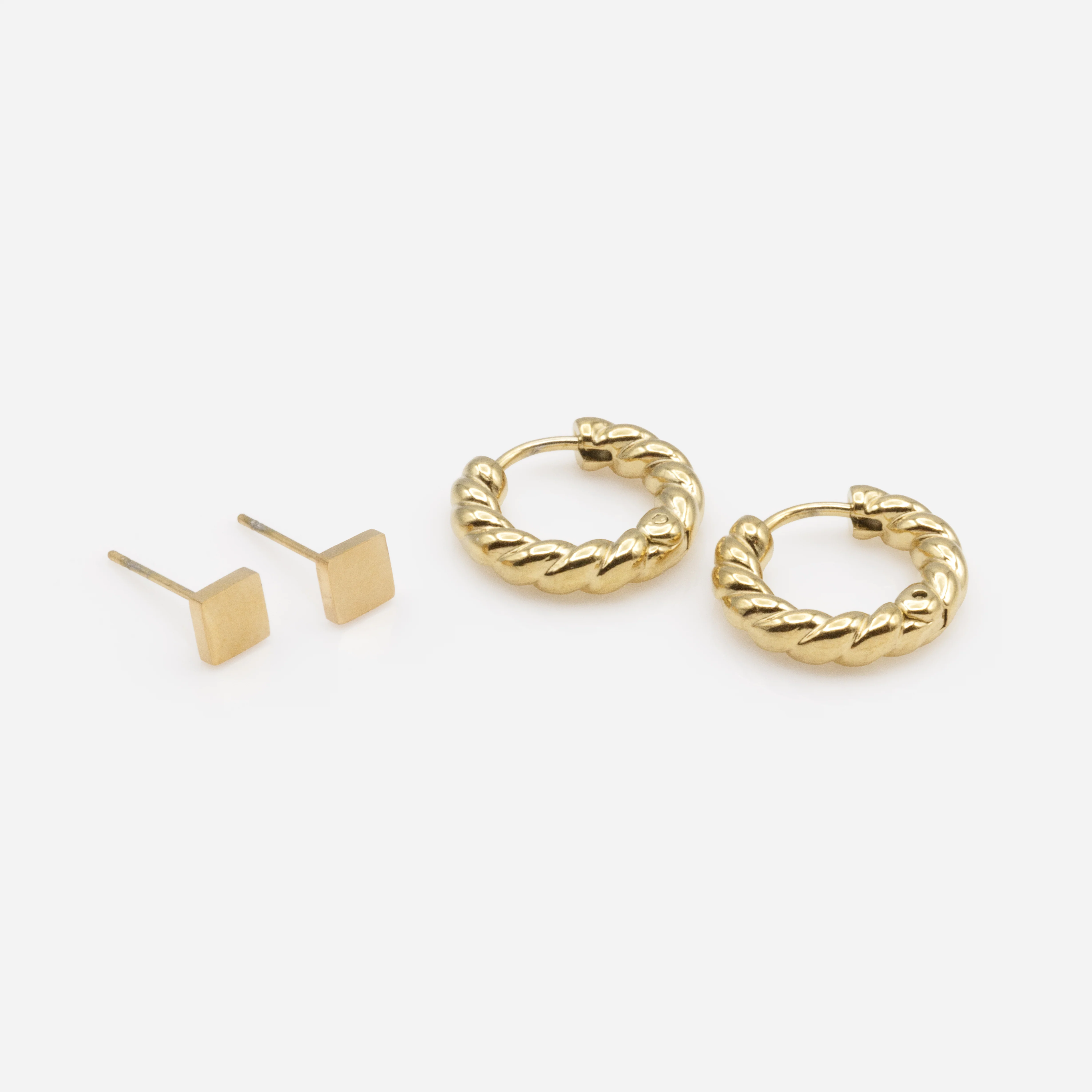 Duo de boucles d'oreilles dorées petits carrés et huggies torsadées en acier inoxydable - Image 2