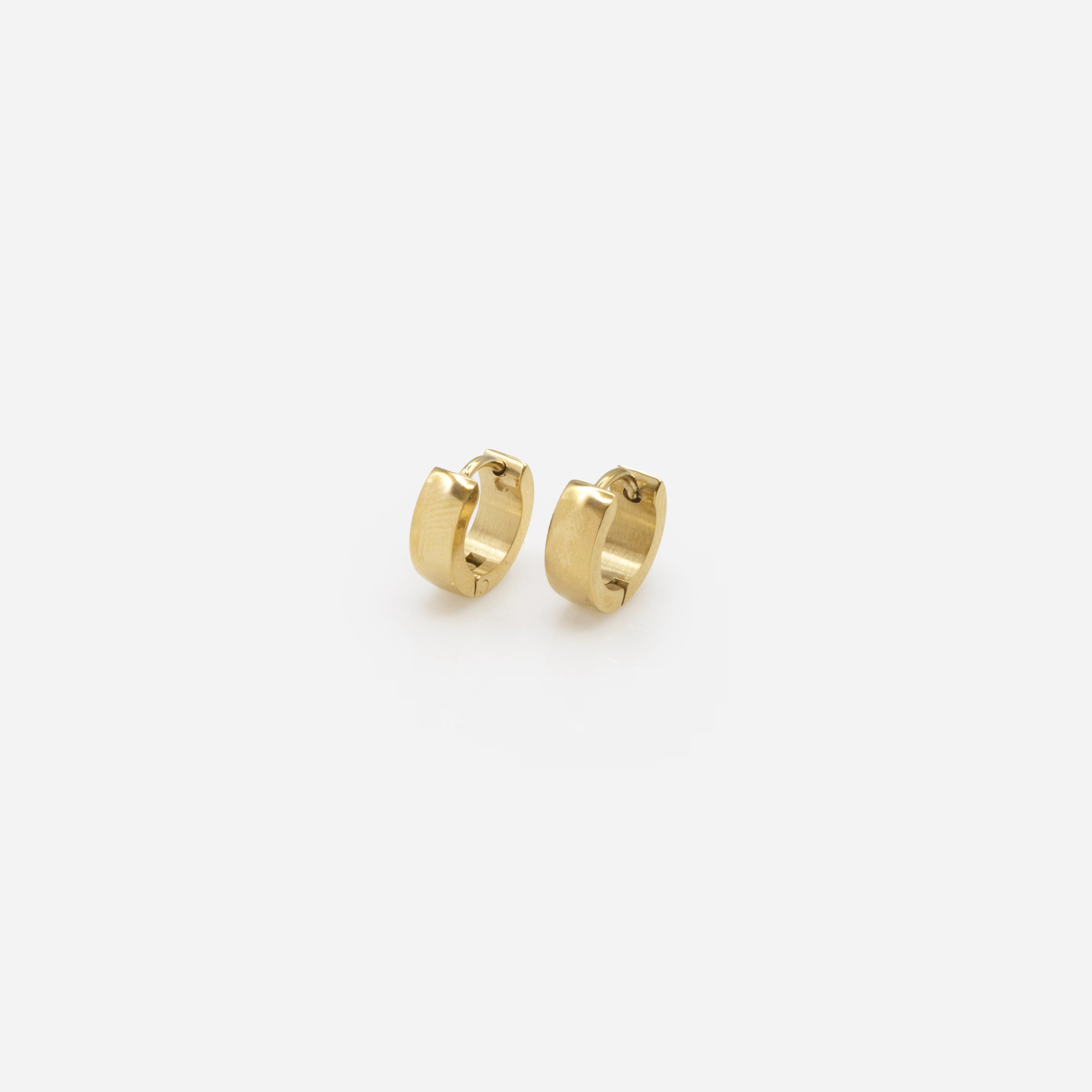 Boucles d'oreilles huggies dorées 10 mm en acier inoxydable - Image 2