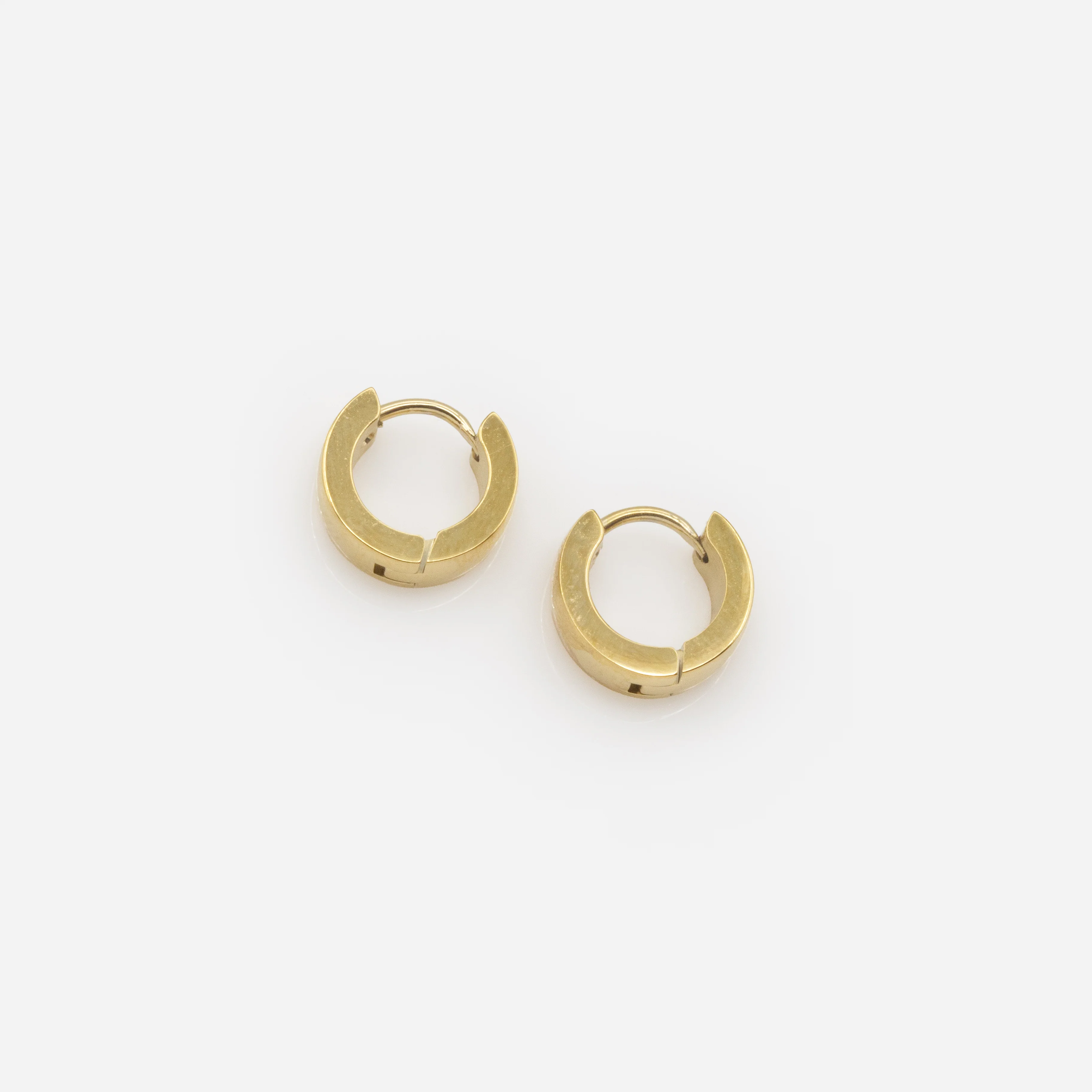 Boucles d'oreilles huggies dorées 10 mm en acier inoxydable - Image 4