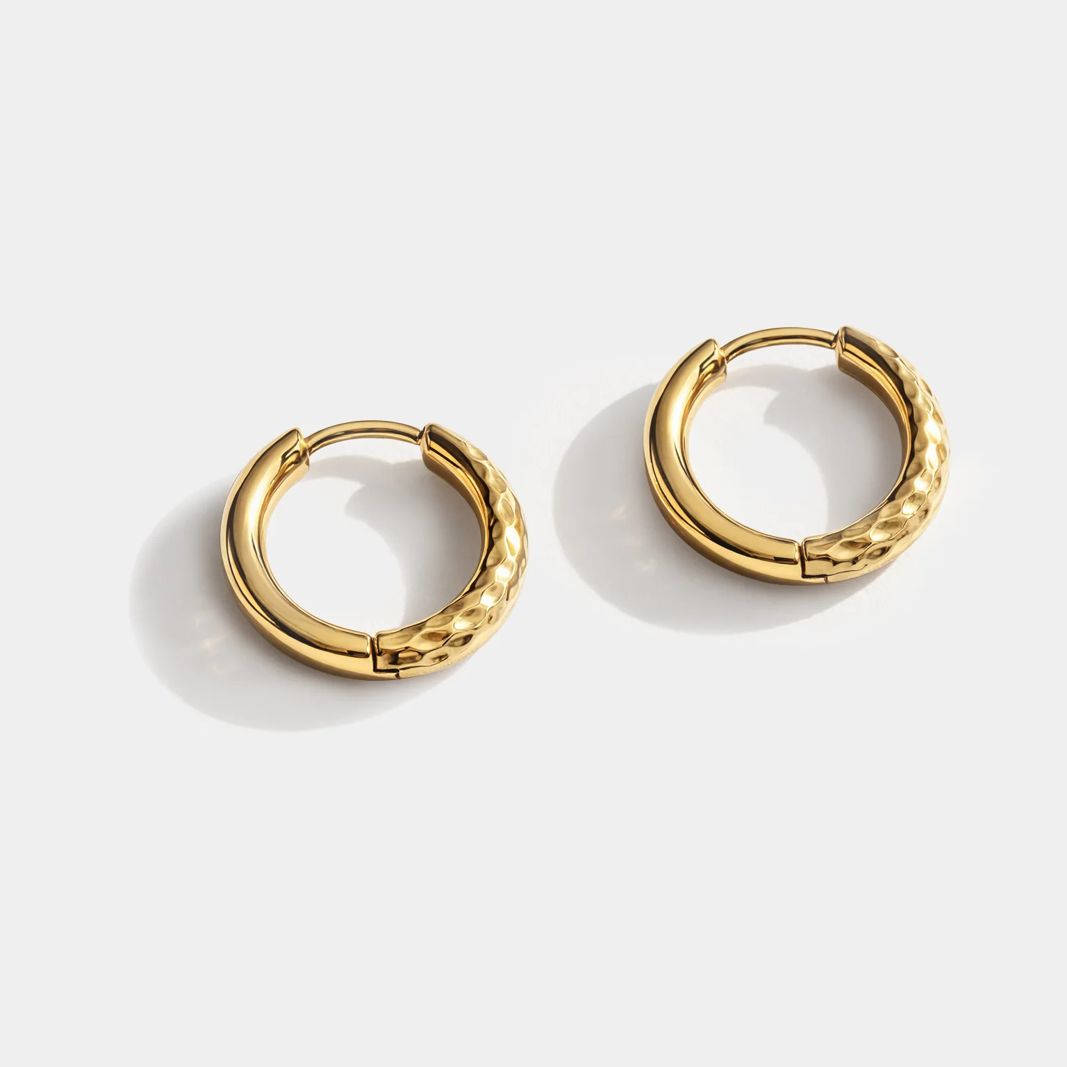 Boucles d'oreilles huggies dorées à demi texturées en acier inoxydable