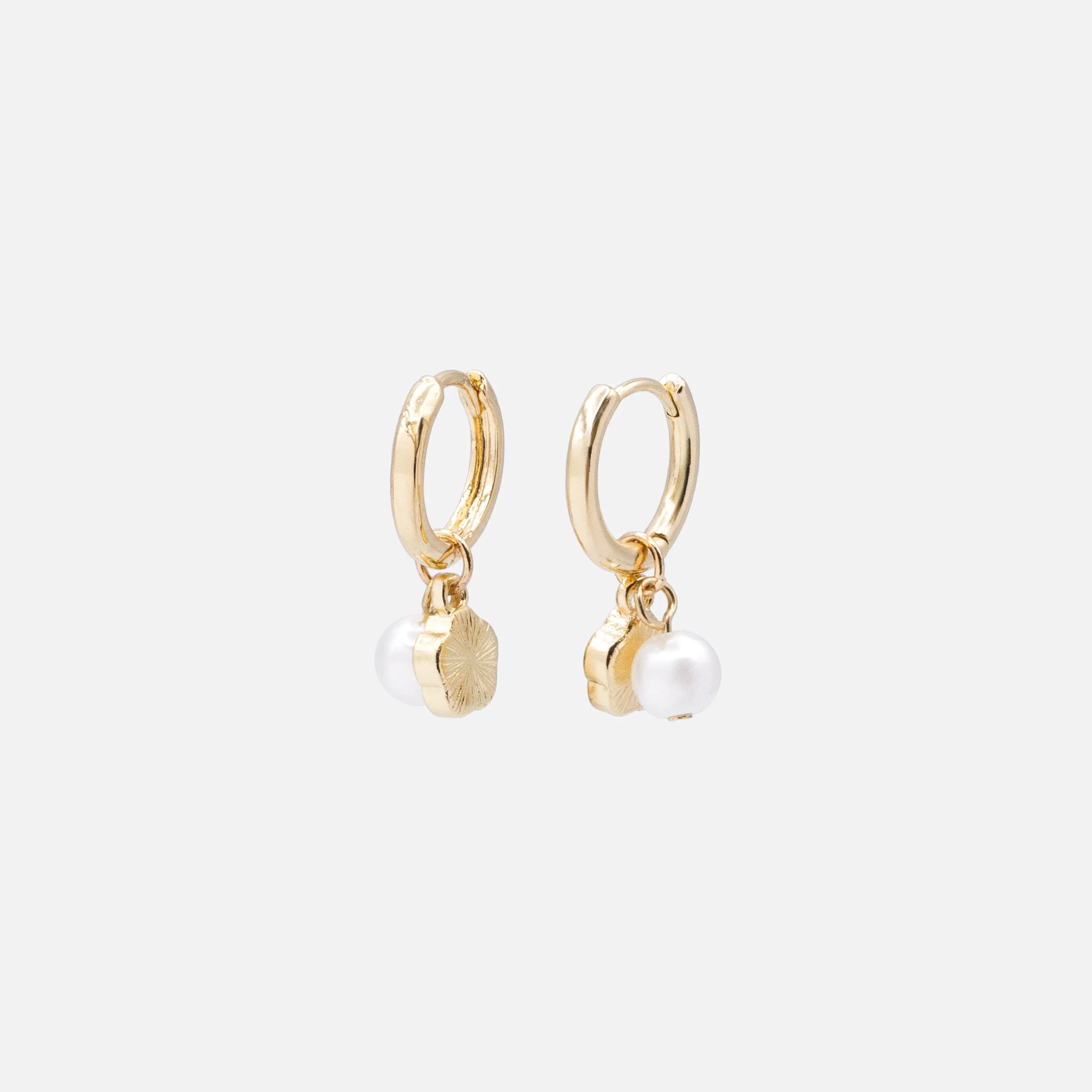 Boucles d'oreilles huggies dorées breloques fleur & perle ronde