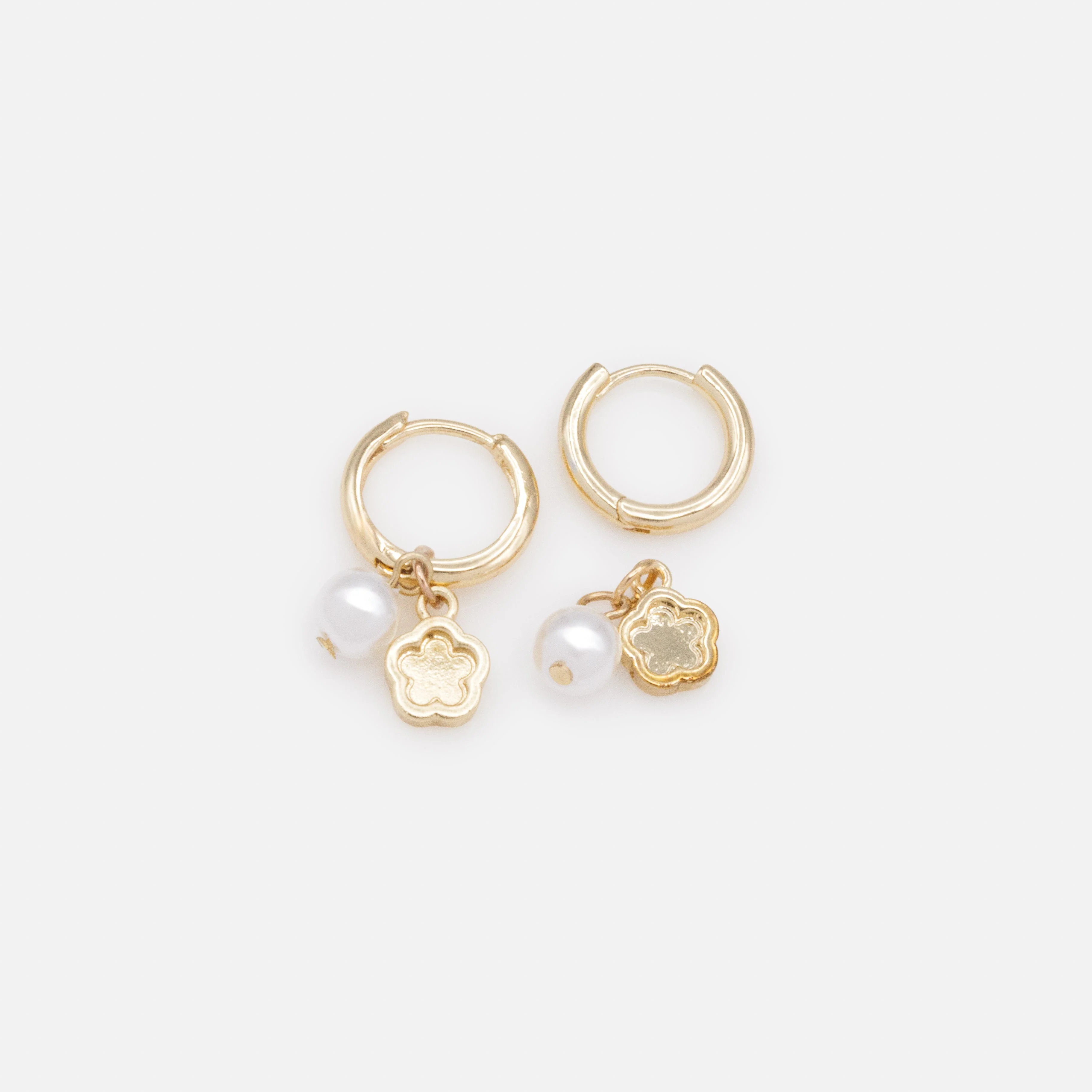 Boucles d'oreilles huggies dorées breloques fleur & perle ronde - Image 2