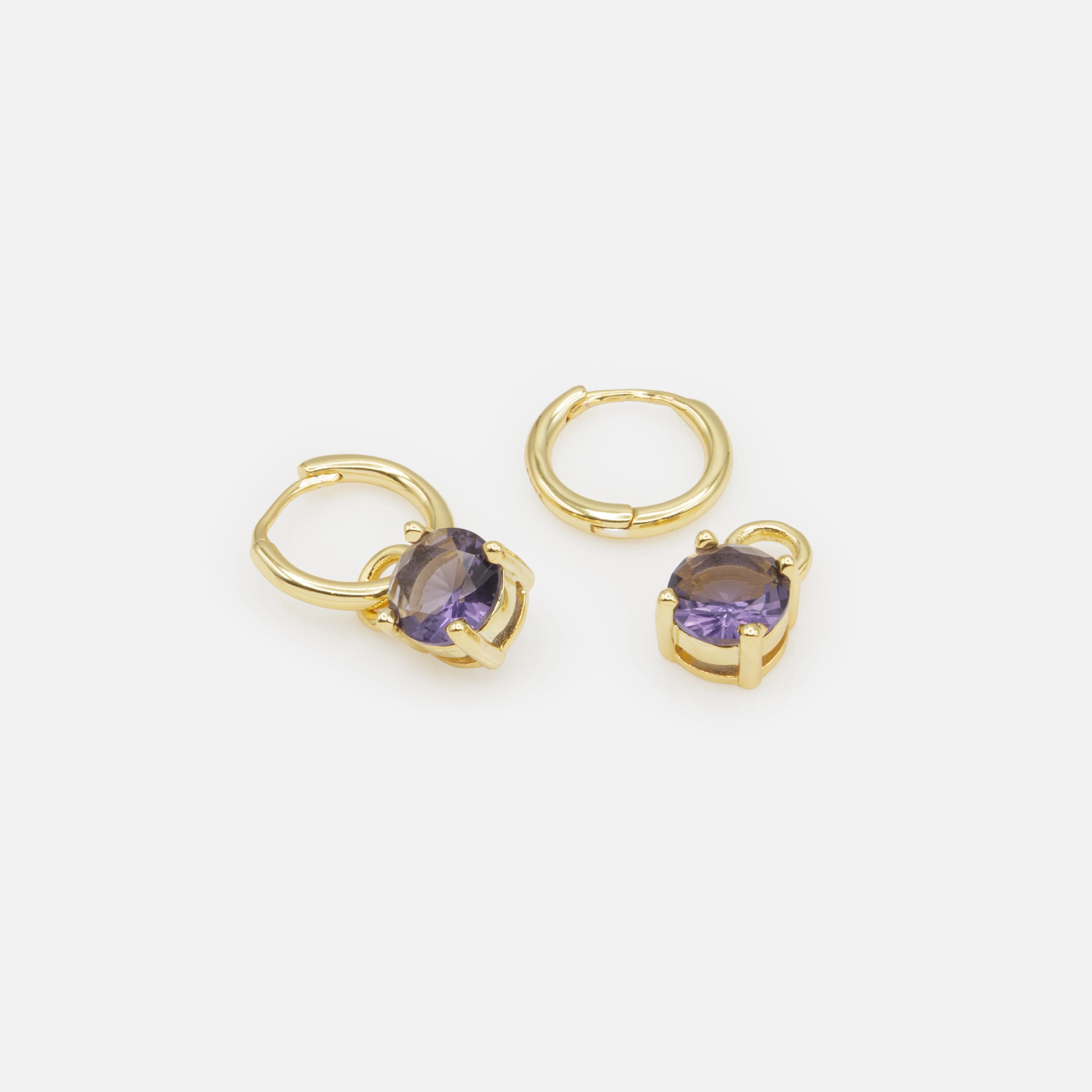 Boucles d'oreilles huggies dorées breloque pierre mauve - Image 2