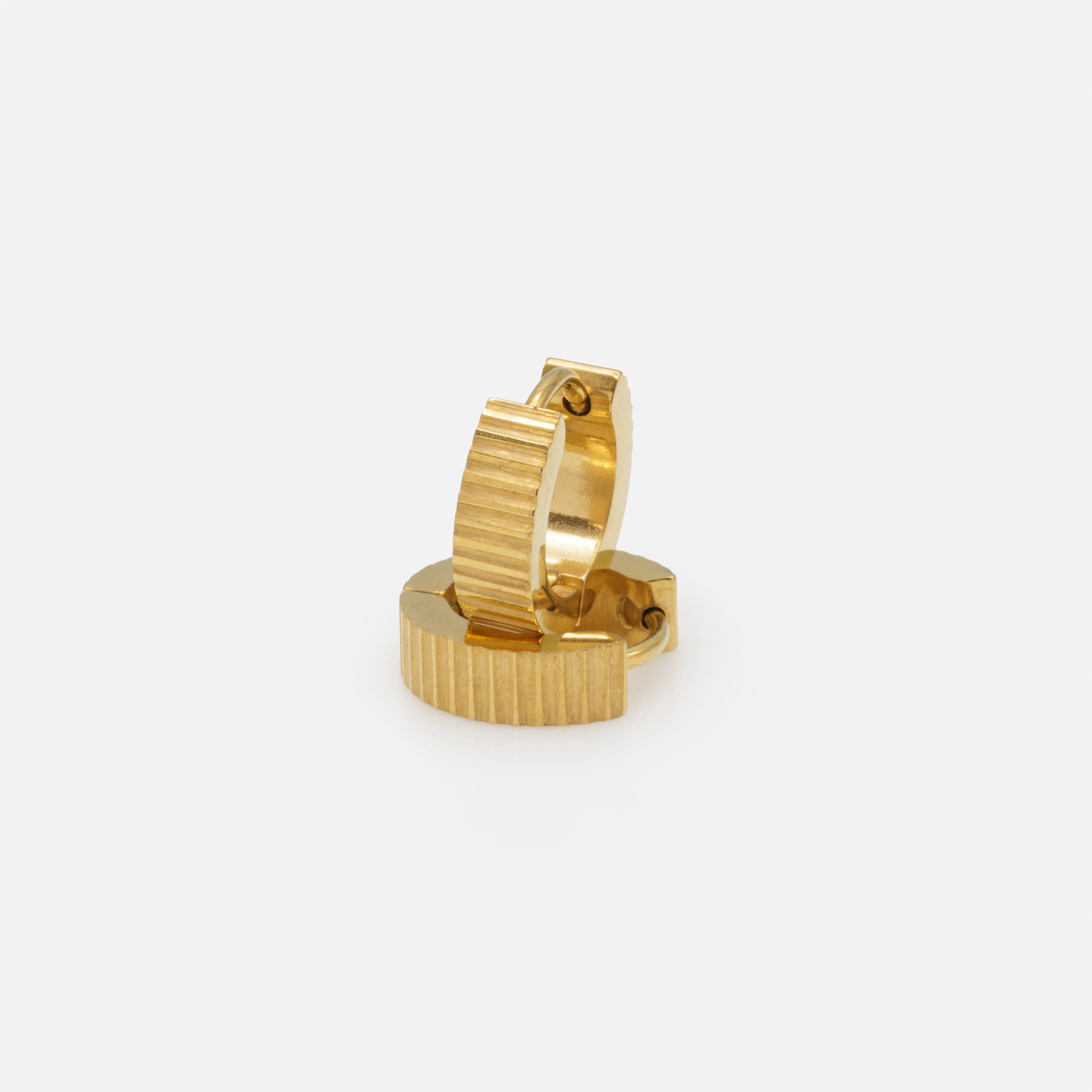 Boucles d'oreilles huggies dorées rayures horizontales en acier inoxydable - Image 3