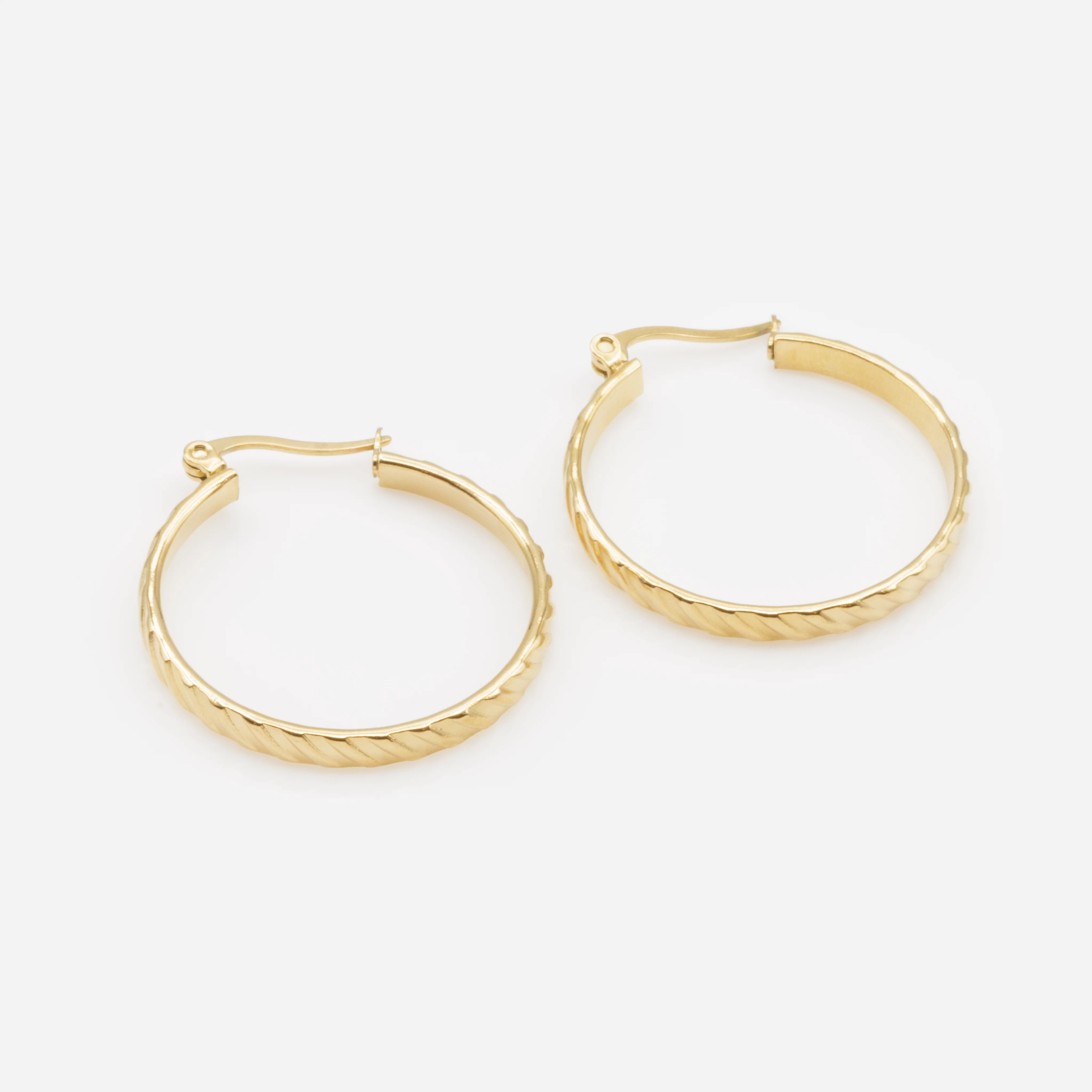 Boucles d'oreilles anneaux dorés à bandes obliques en acier inoxydable - Image 2