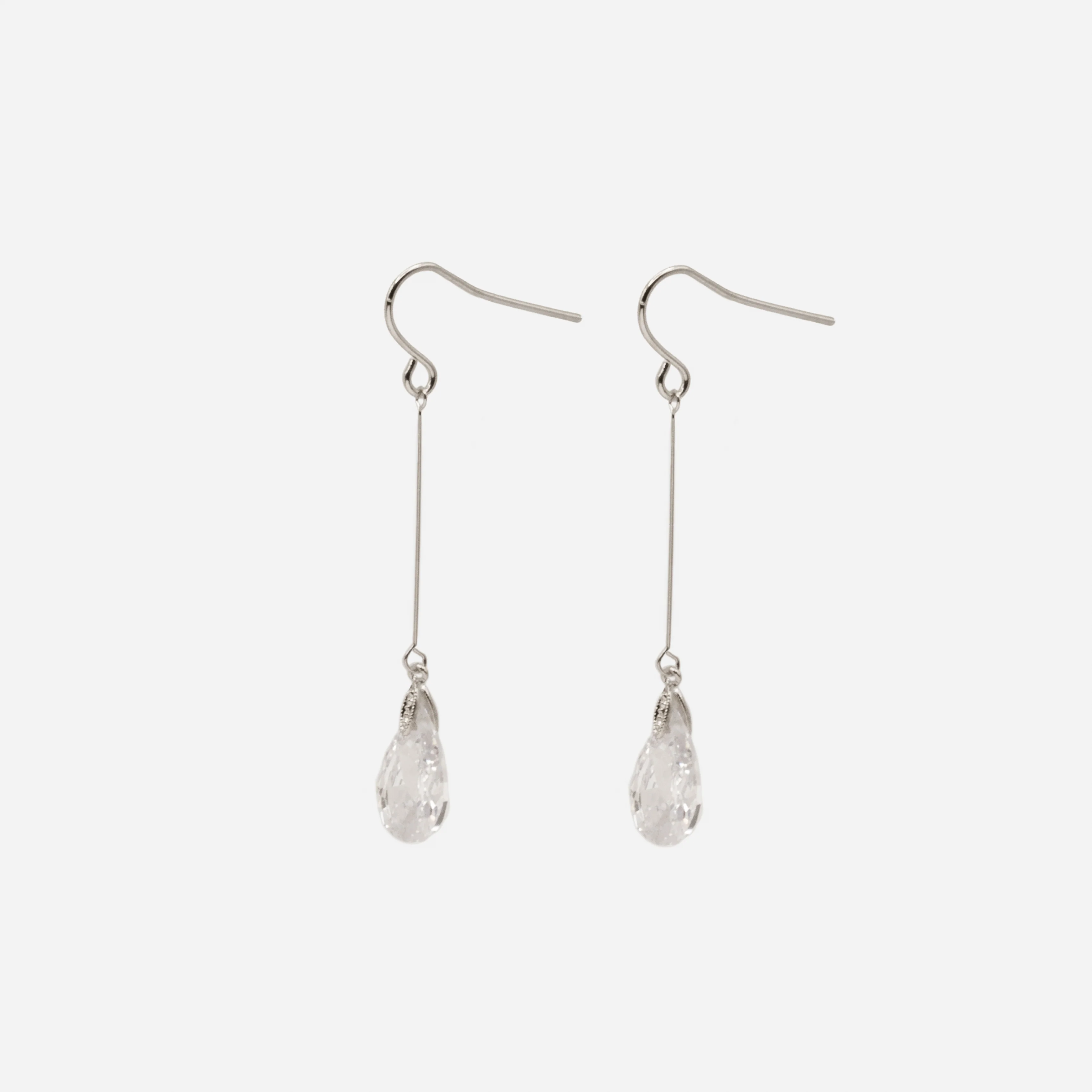 Boucles d'oreilles pendantes argentées avec zircons cubiques gouttes de pluie