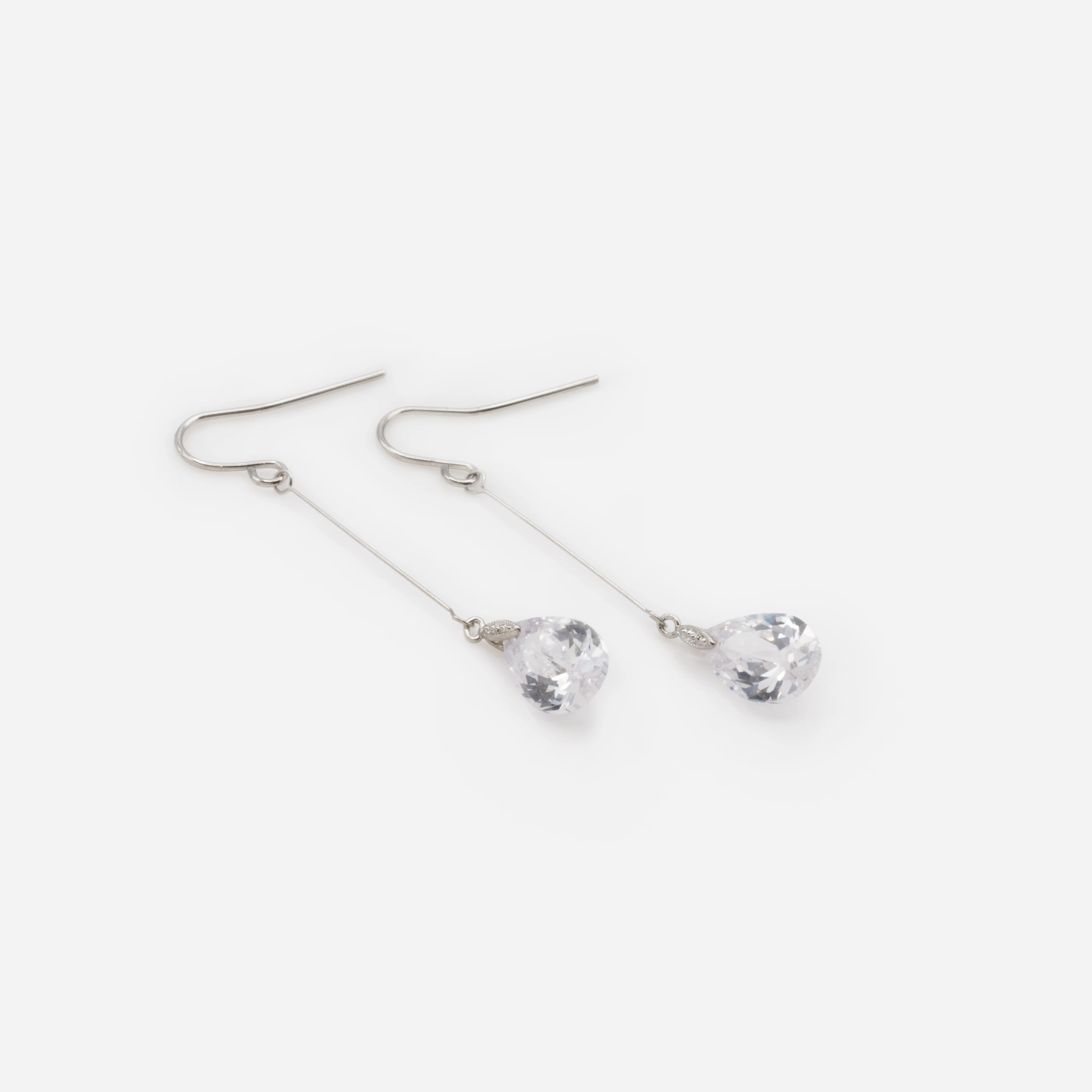 Boucles d'oreilles pendantes argentées avec zircons cubiques gouttes de pluie - Image 2