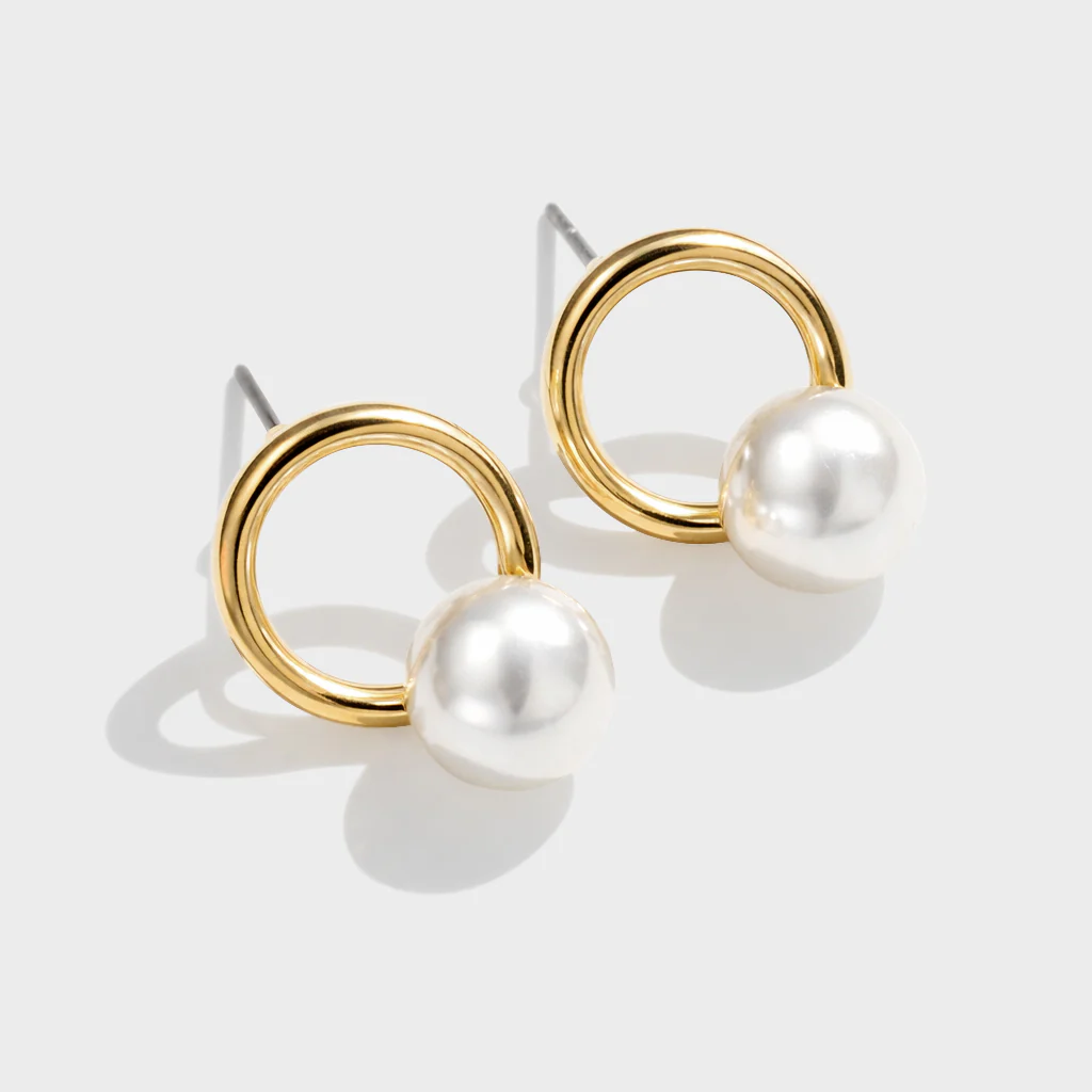 Boucles d'oreilles dorées demi-perles synthétiques sur anneau - Image 2