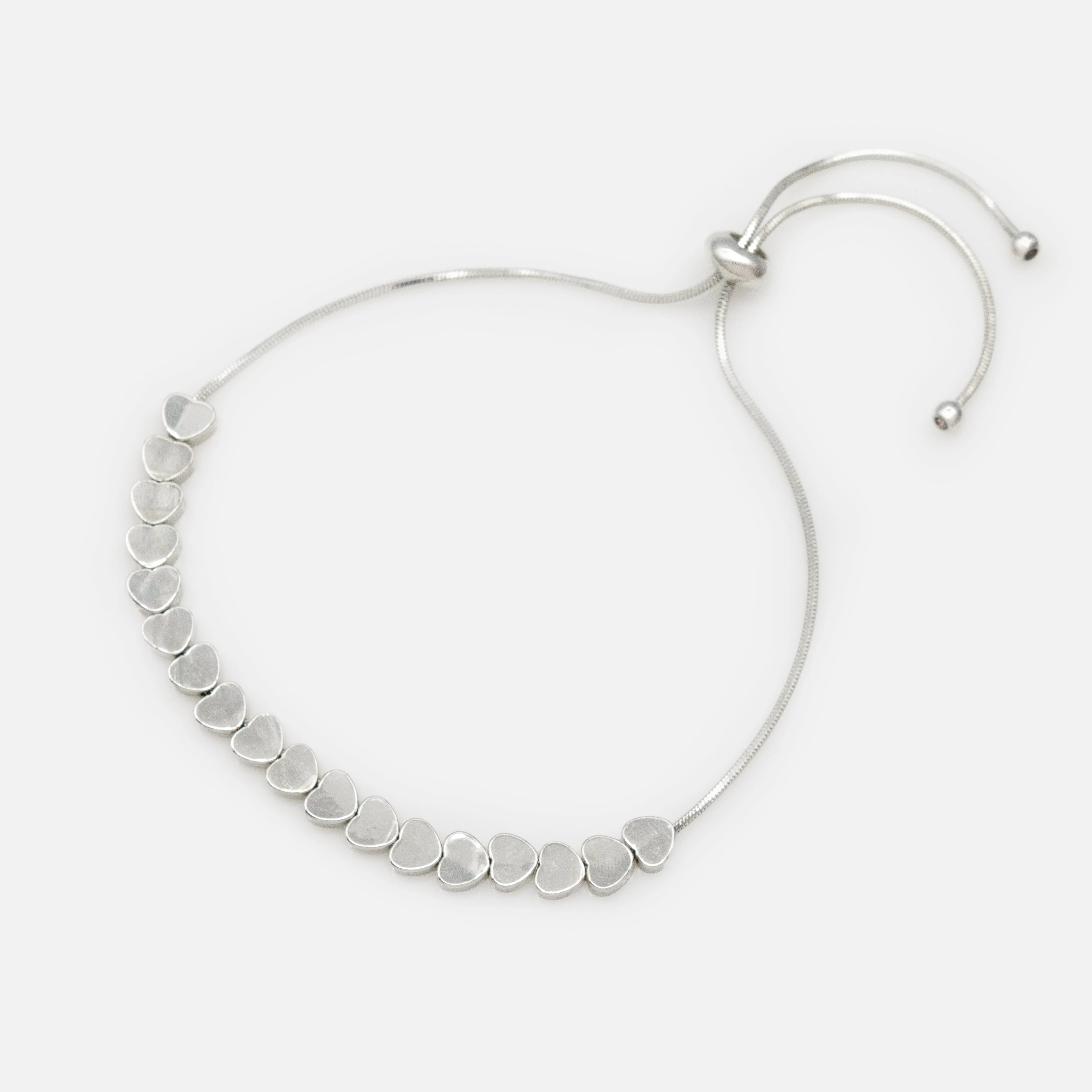 Bracelet argenté ajustable avec série de cœurs plats