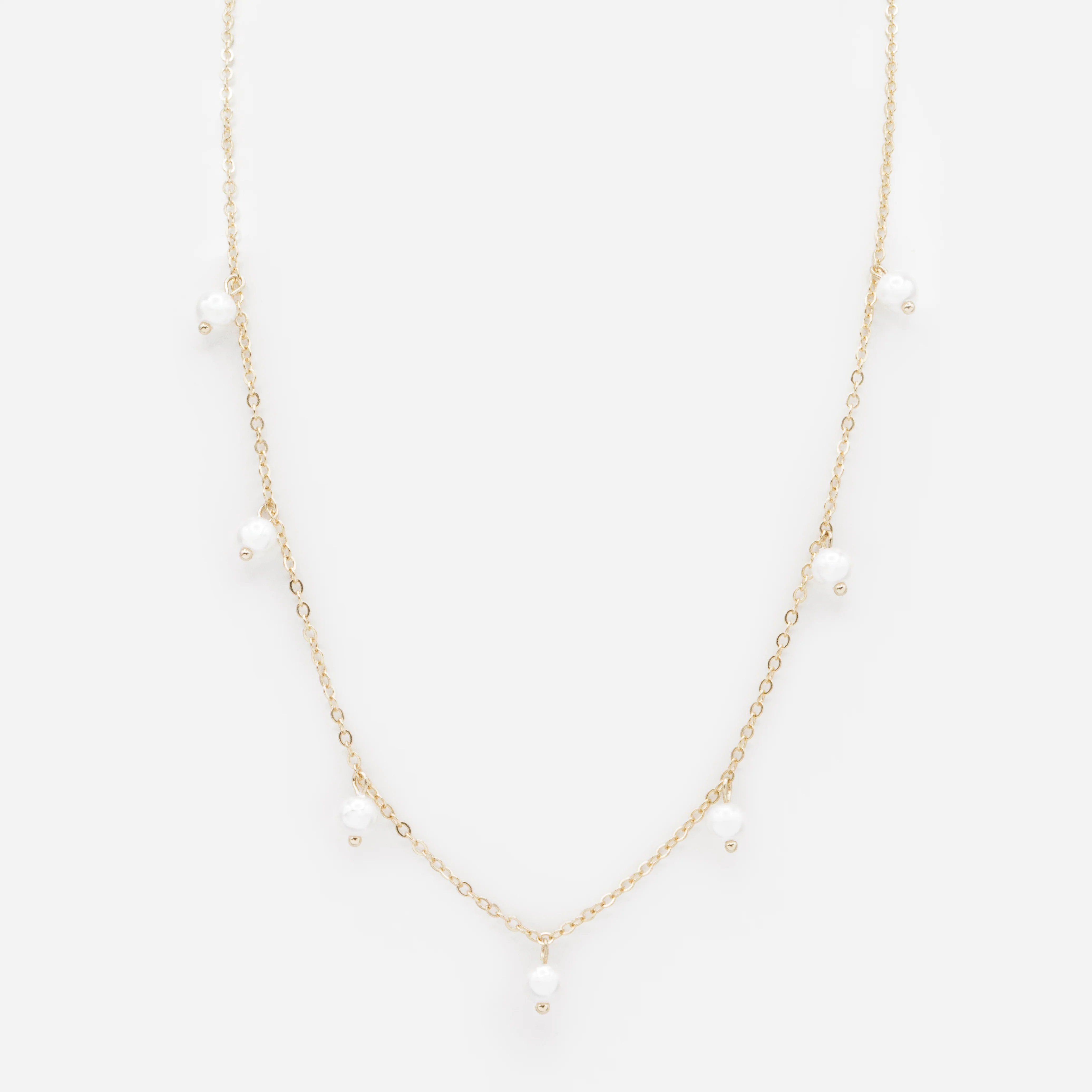 Collier doré avec breloques perles