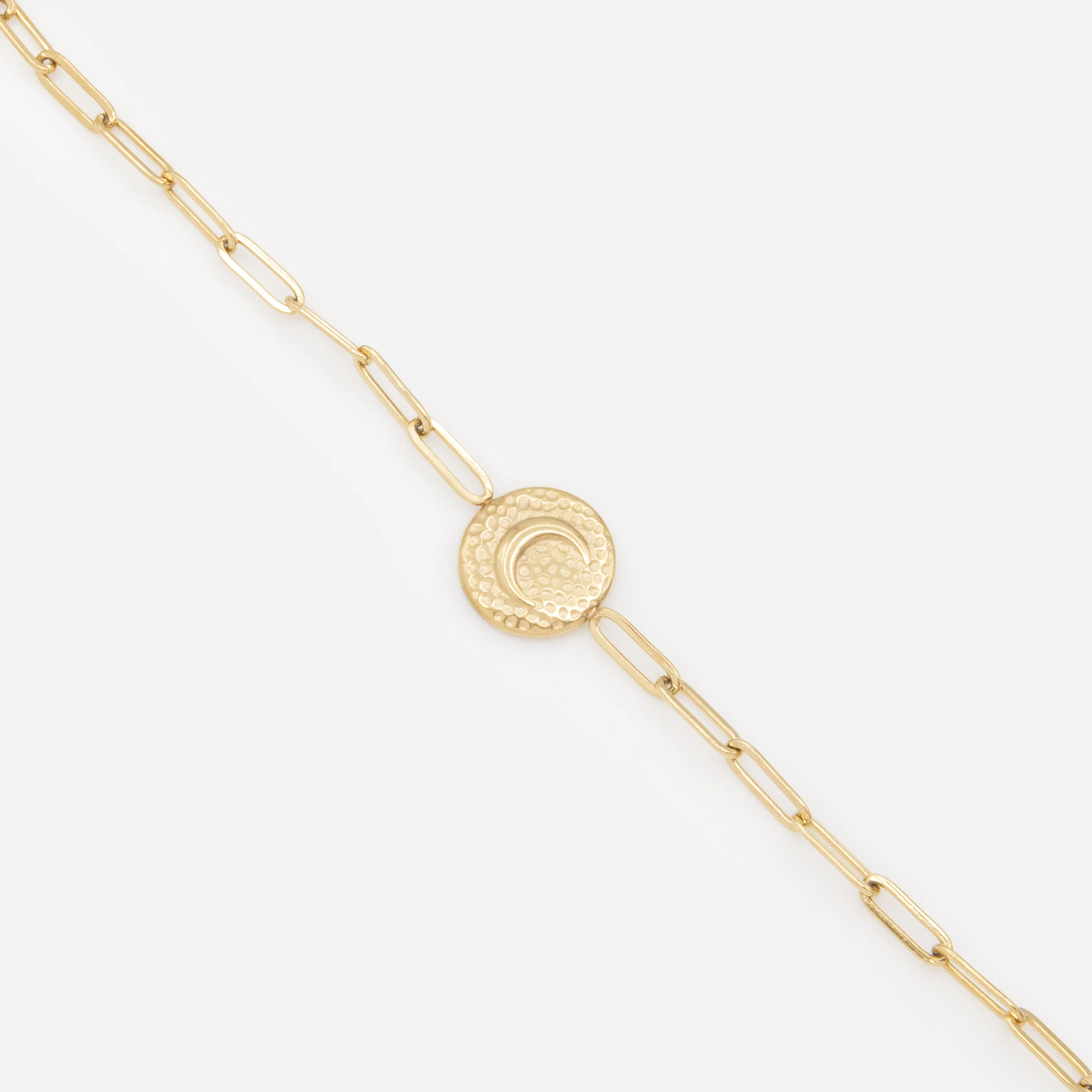 Bracelet doré à mailles trombone avec breloque texturée croissant de lune en acier inoxydable - Image 2
