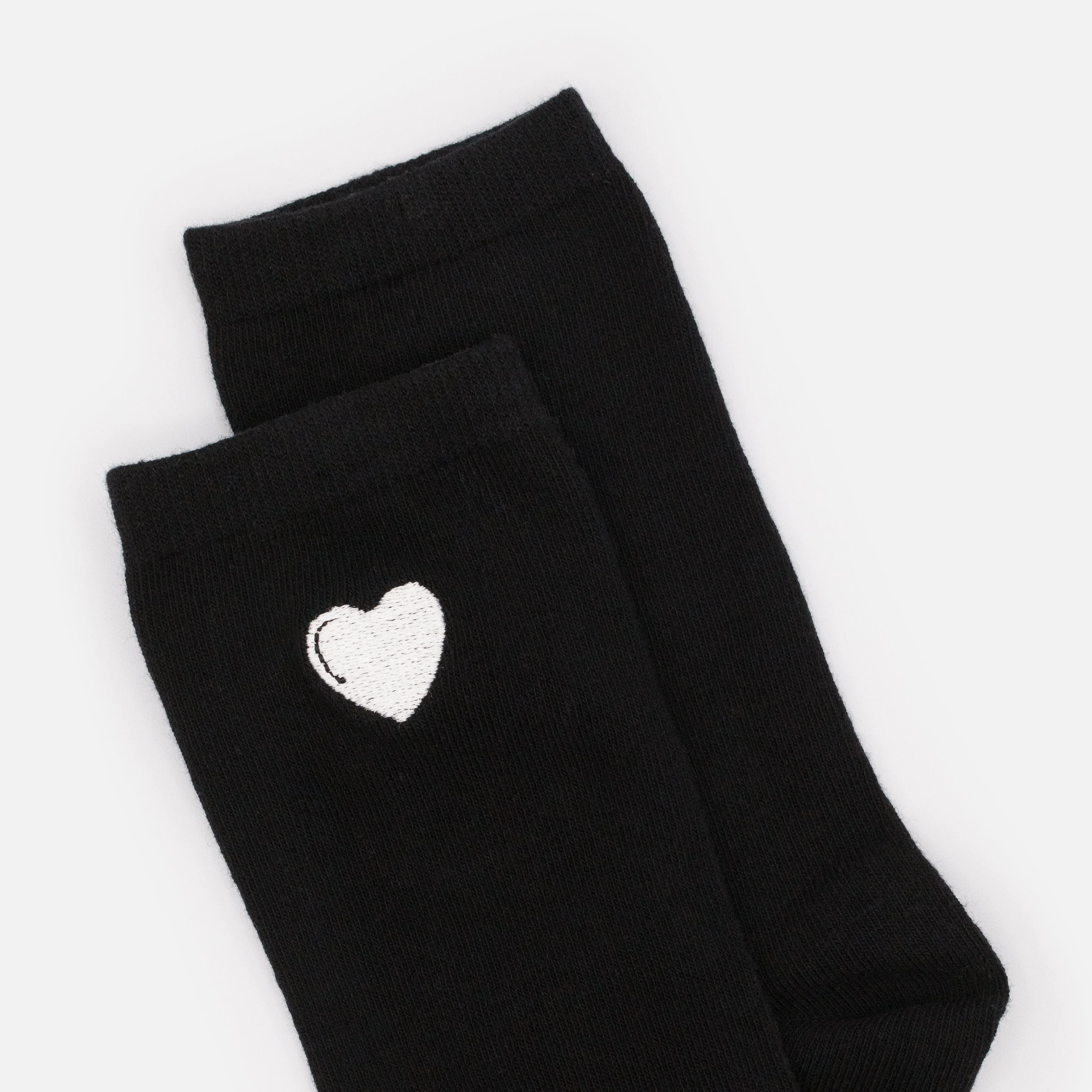 Chaussettes noires avec cœur blanc brodé - Image 2