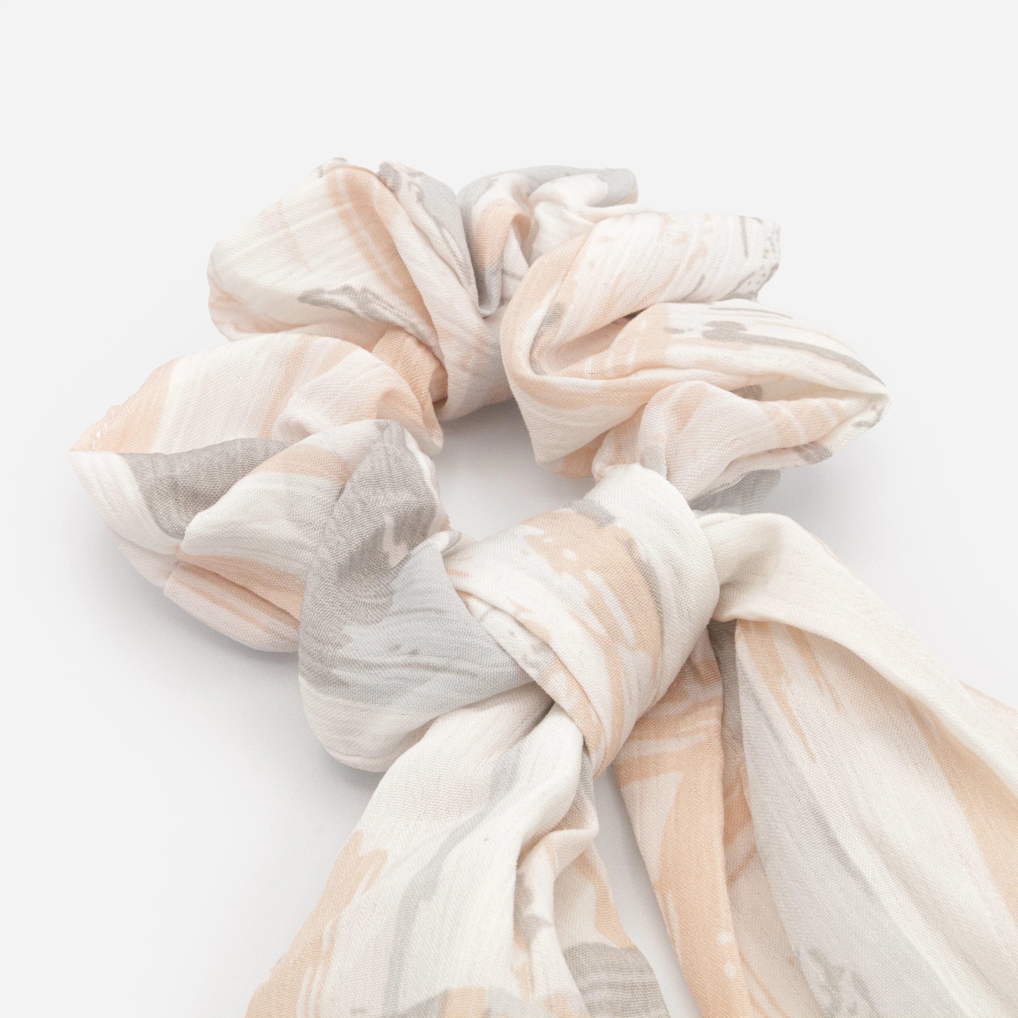 Chouchou blanc à boucle avec taches grises et pêche - Image 2