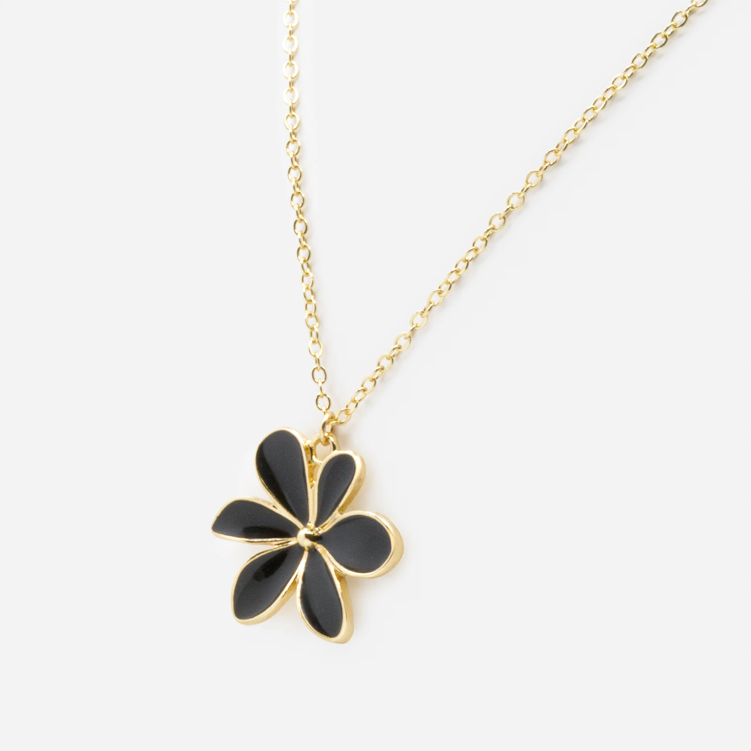 Collier doré avec breloque fleur noire - Image 2