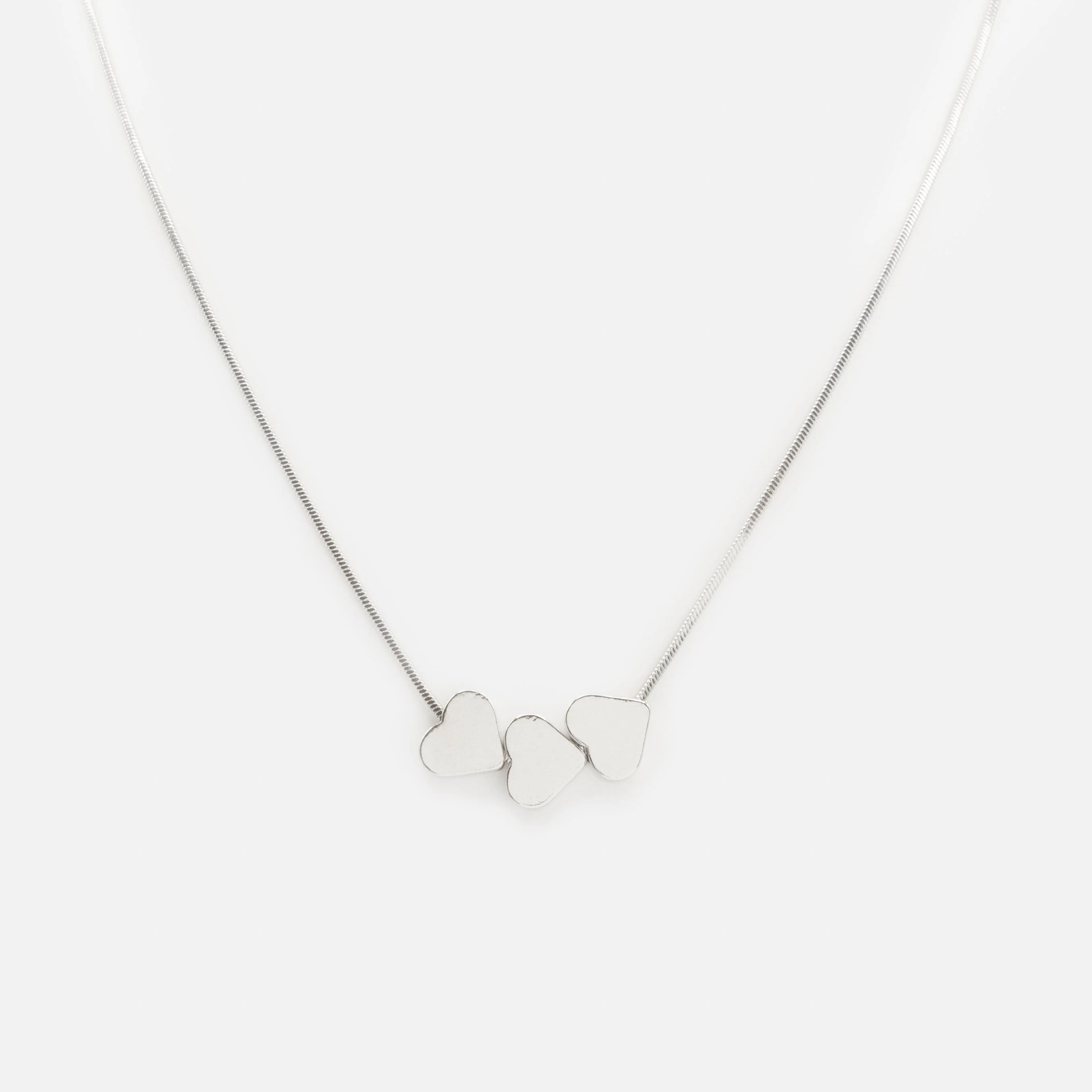 Collier argenté avec trio de cœurs plats