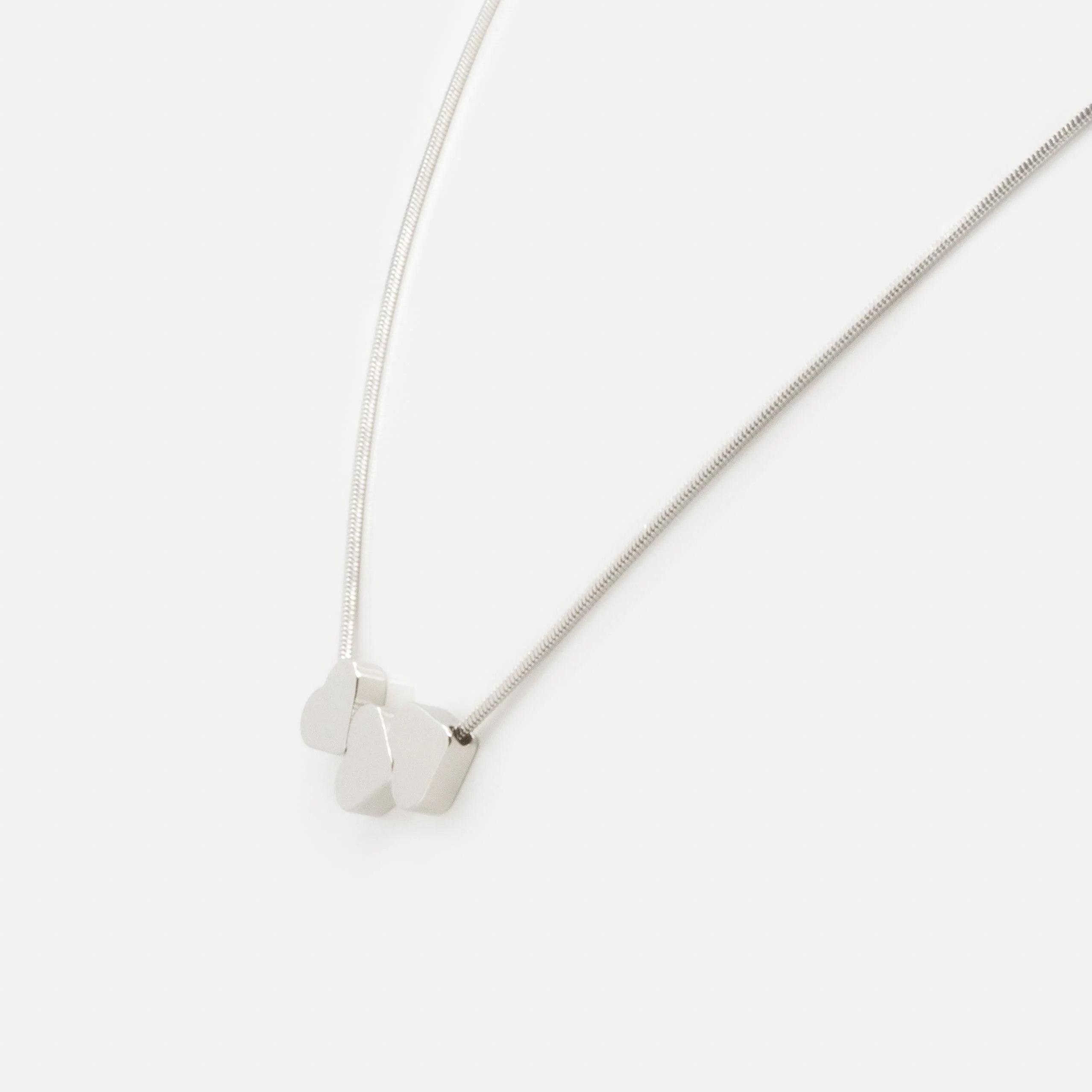 Collier argenté avec trio de cœurs plats - Image 2