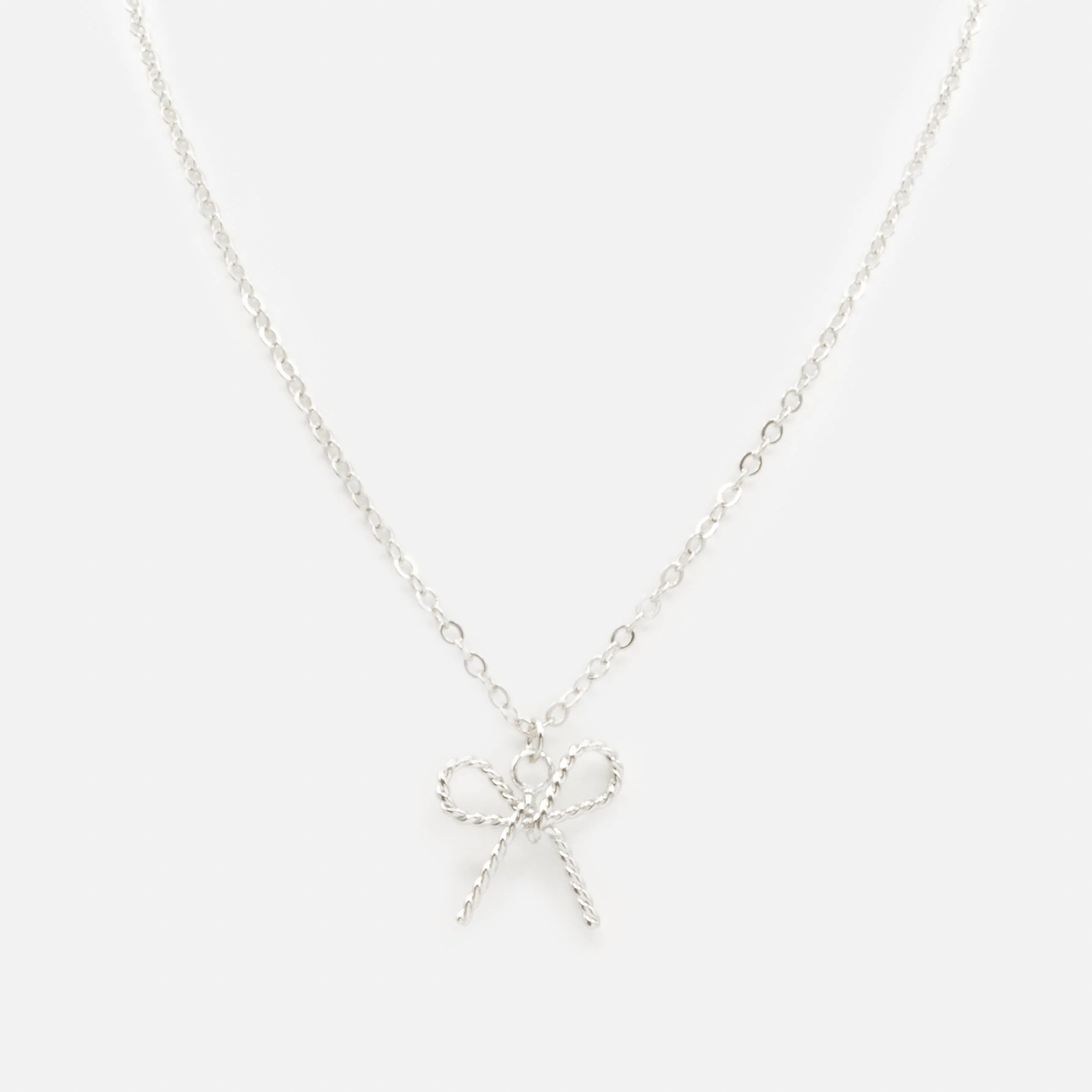 Collier argenté breloque en forme de boucle