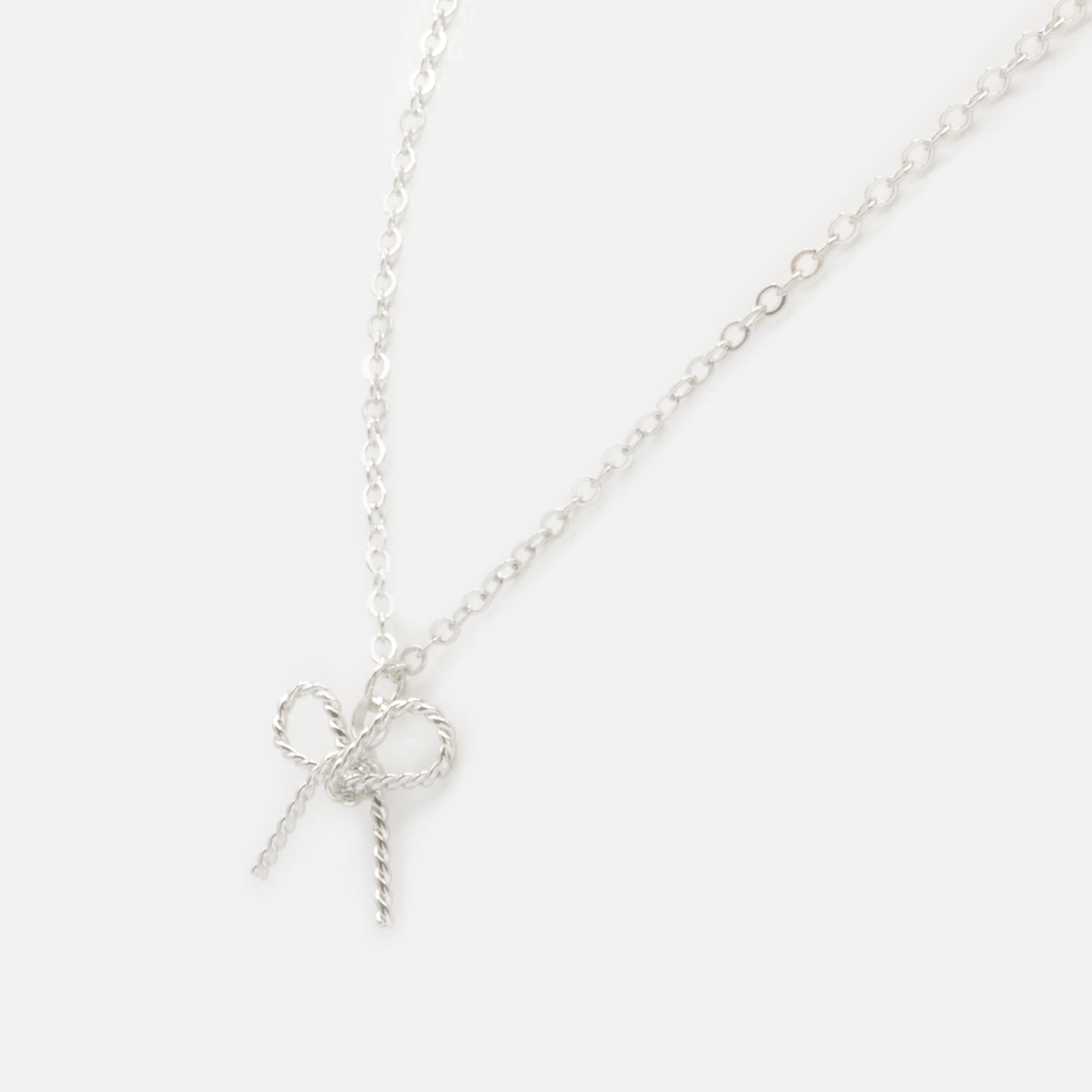 Collier argenté breloque en forme de boucle - Image 2