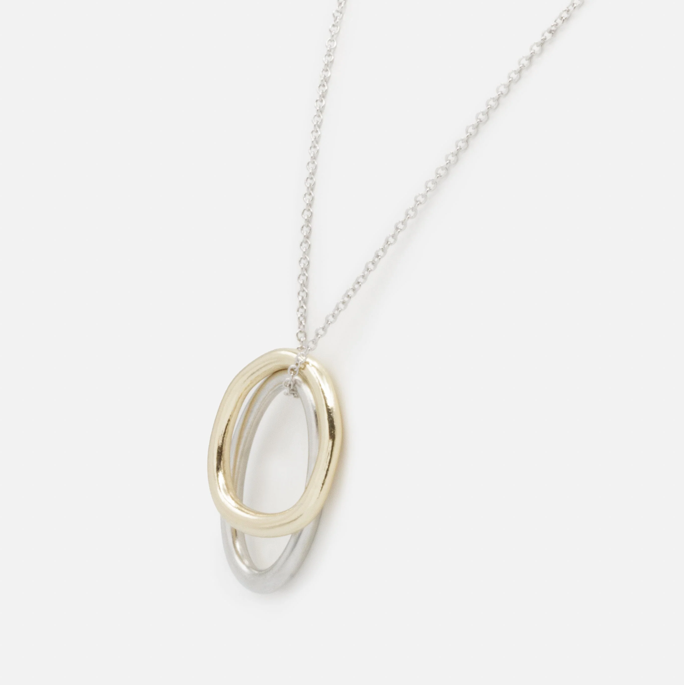 Collier argenté breloques circulaires deux tons - Image 2