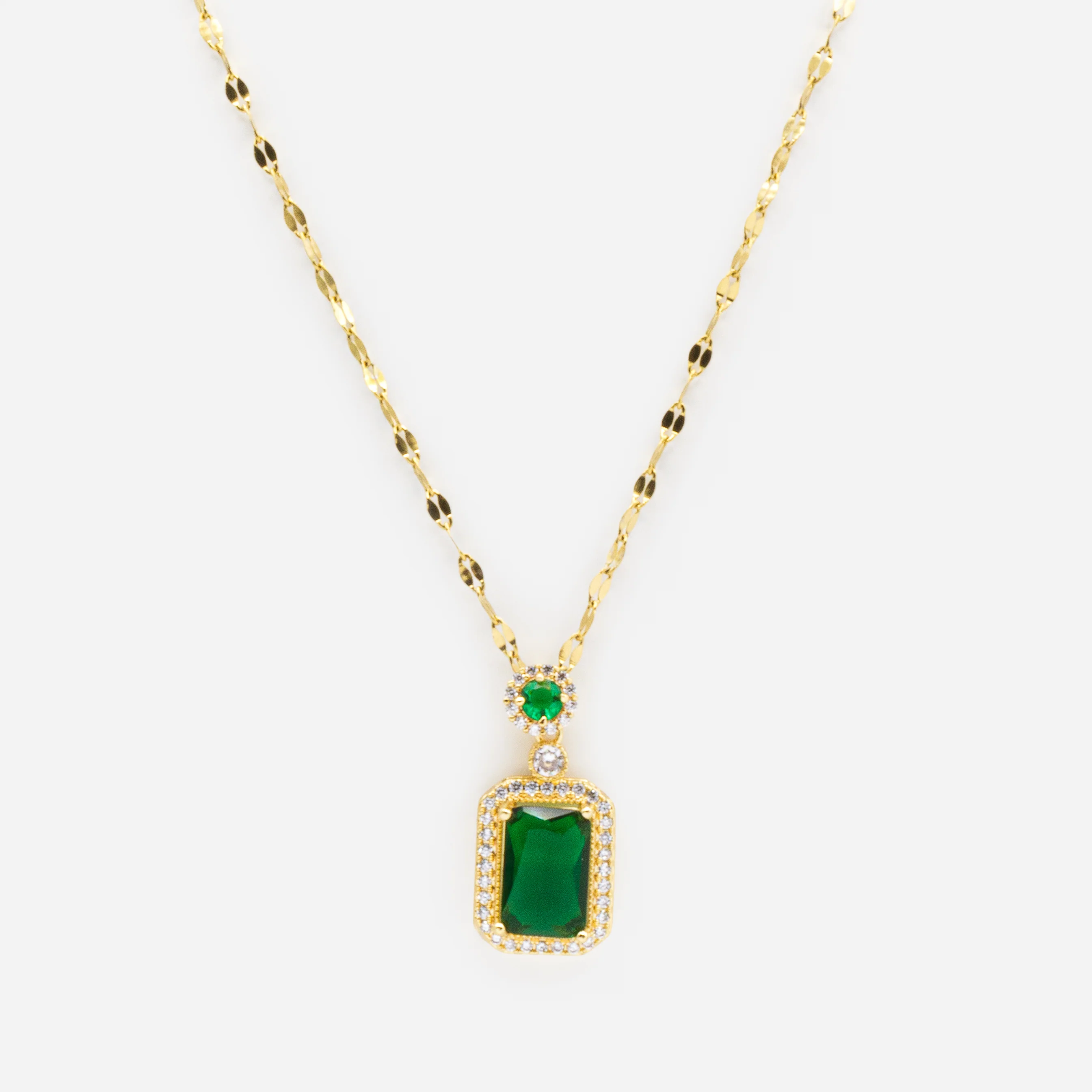 Collier doré à maille diamant avec pierres émeraude et zircons cubiques