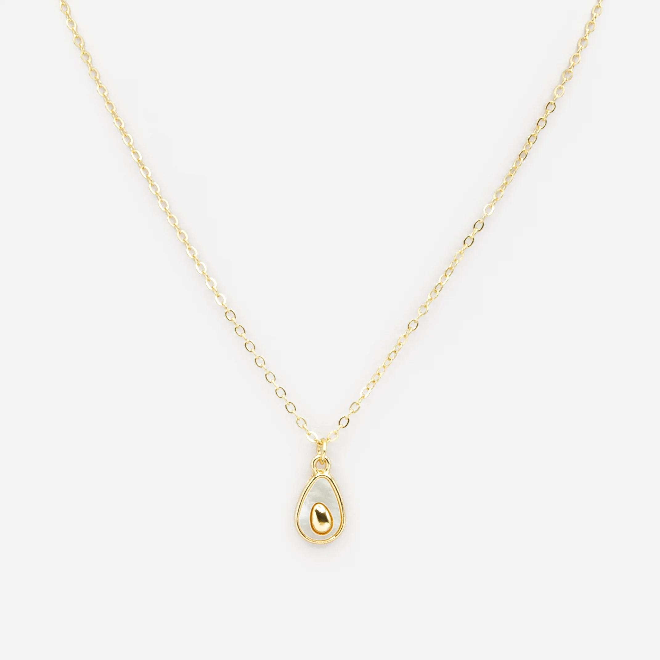 Collier doré breloque avocat fini nacré