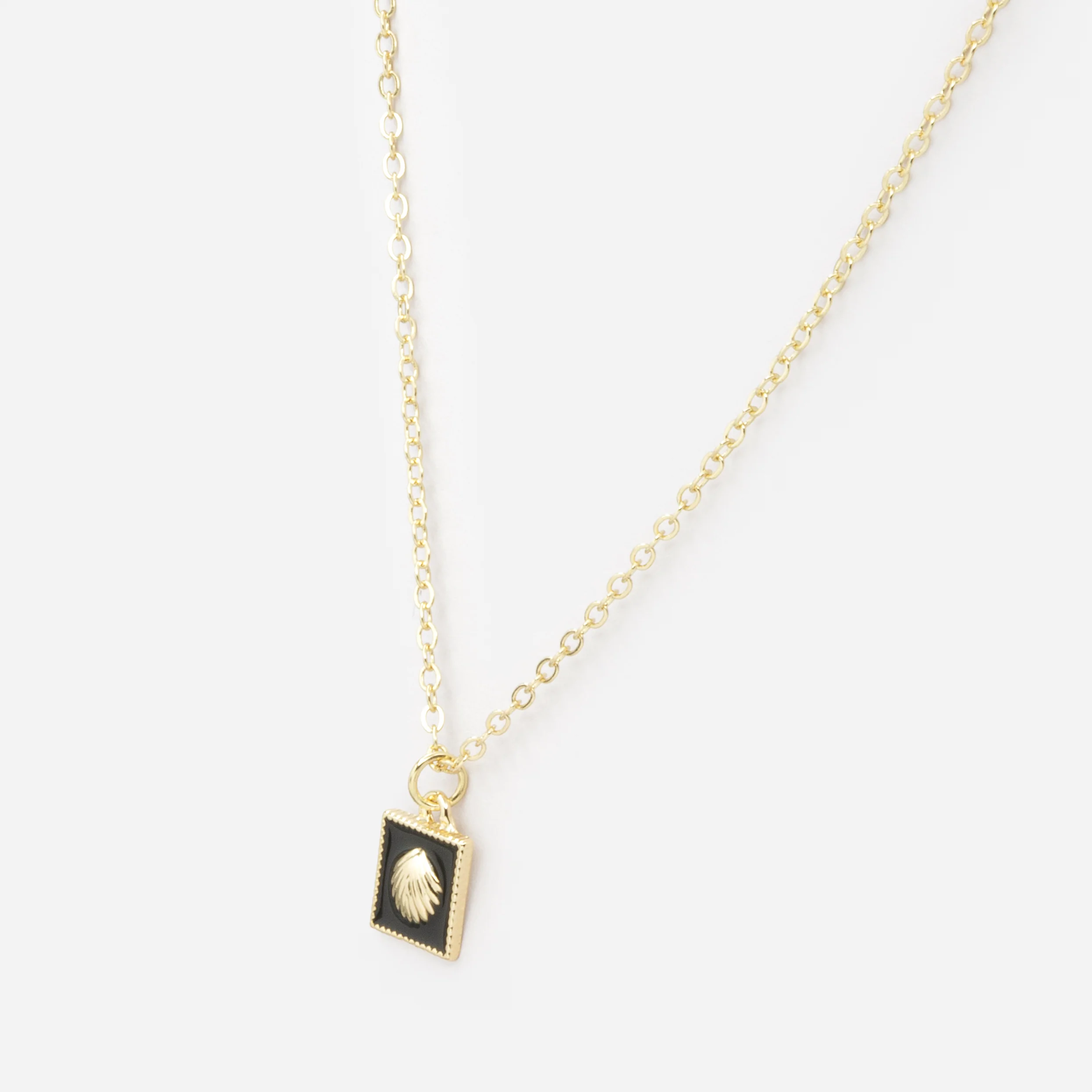 Collier doré avec breloque carrée coquillage sur fond noir - Image 2