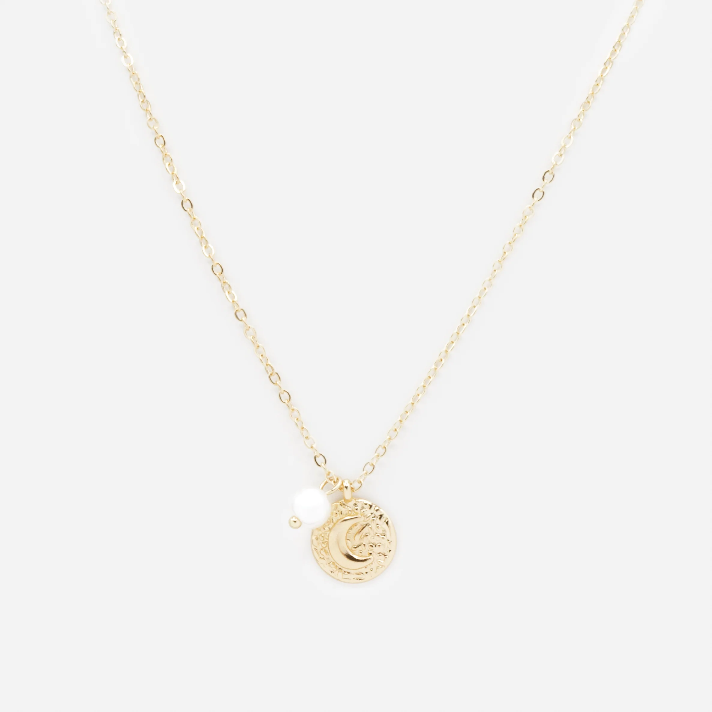 Collier doré avec perle et breloque texturée croissant de lune