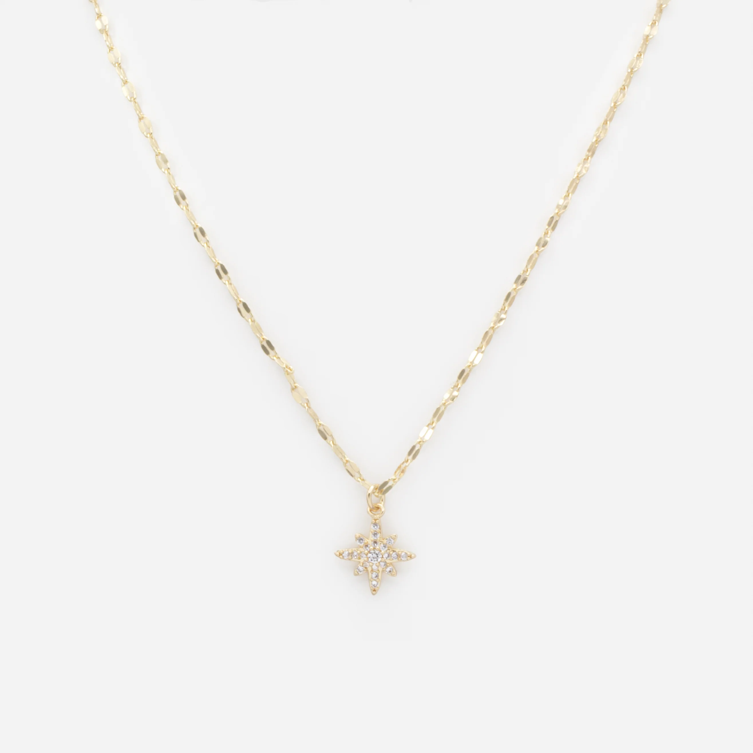 Collier doré avec breloque étoile et zircons cubiques