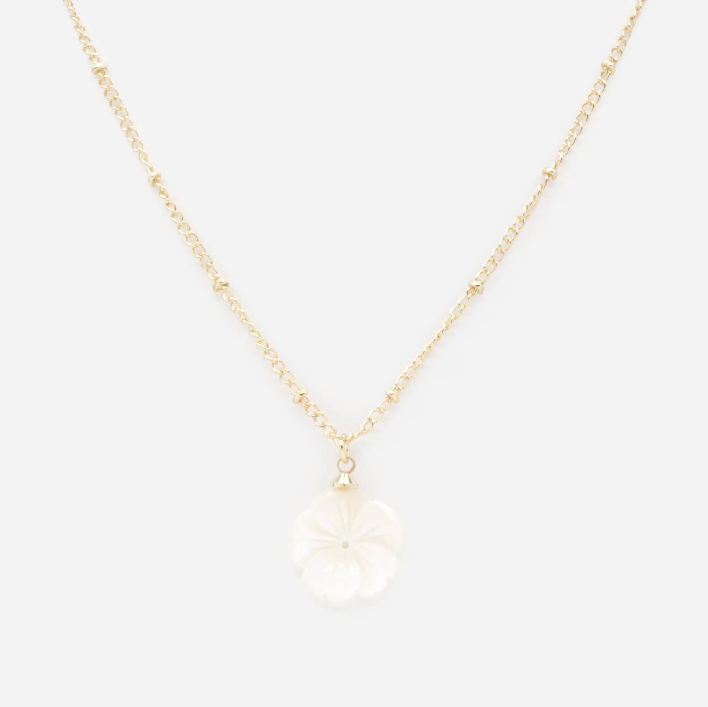 Collier doré avec breloque fleur blanc nacré