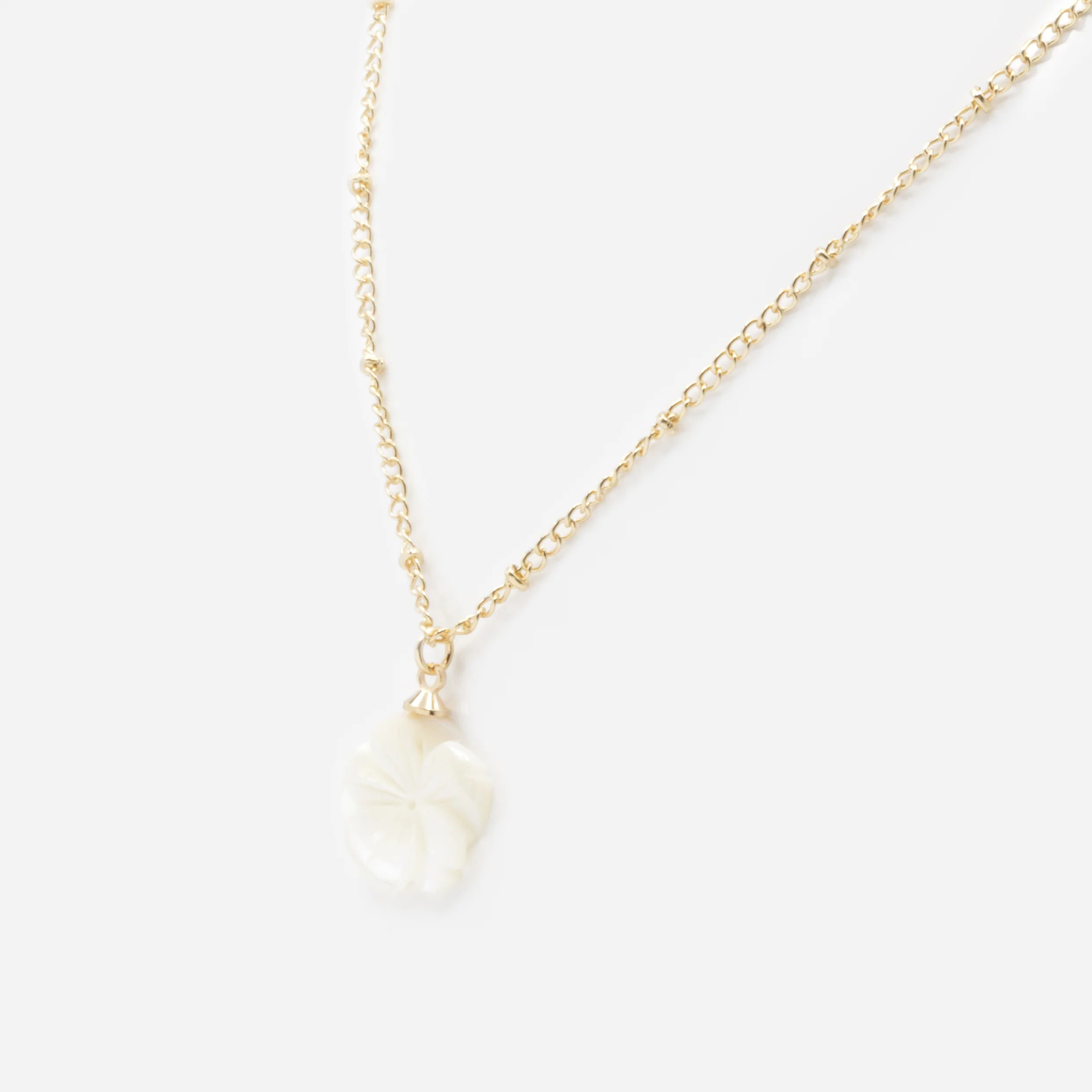 Collier doré avec breloque fleur blanc nacré - Image 2