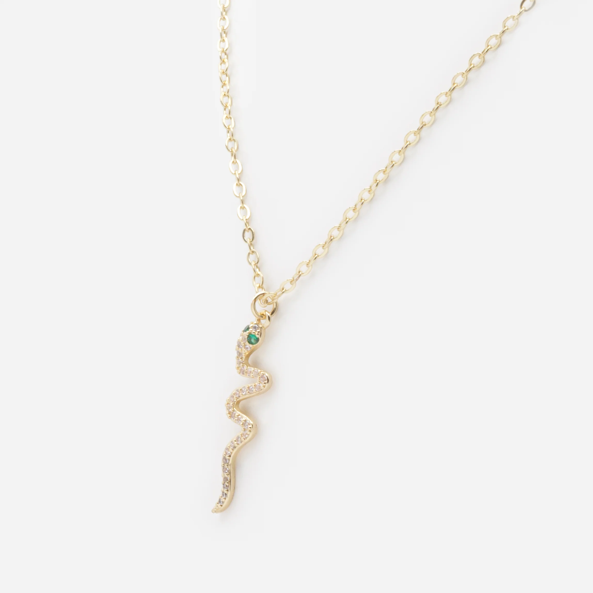 Collier doré breloque serpent avec zircons cubiques et pierres émeraude - Image 2