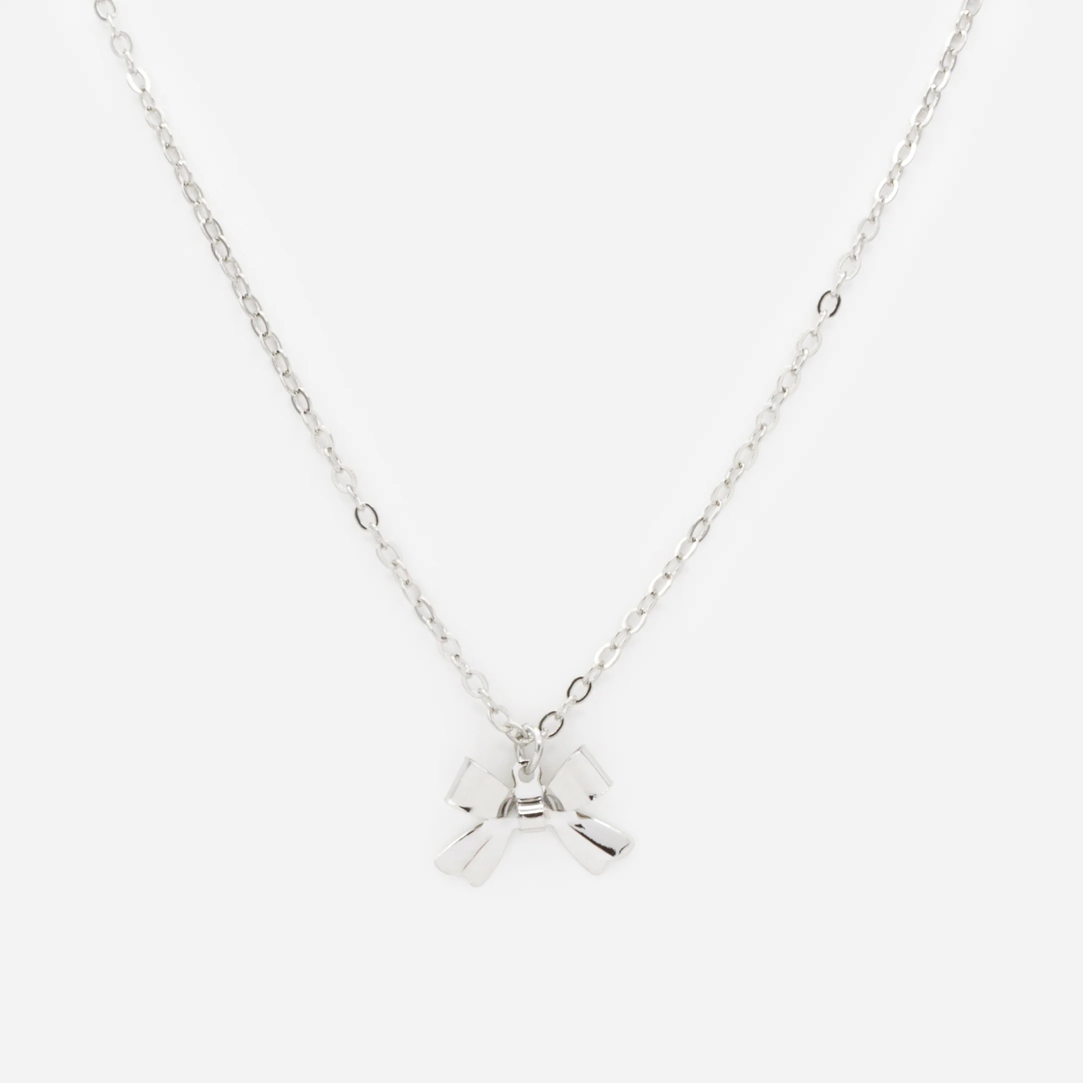 Collier argenté avec breloque boucle