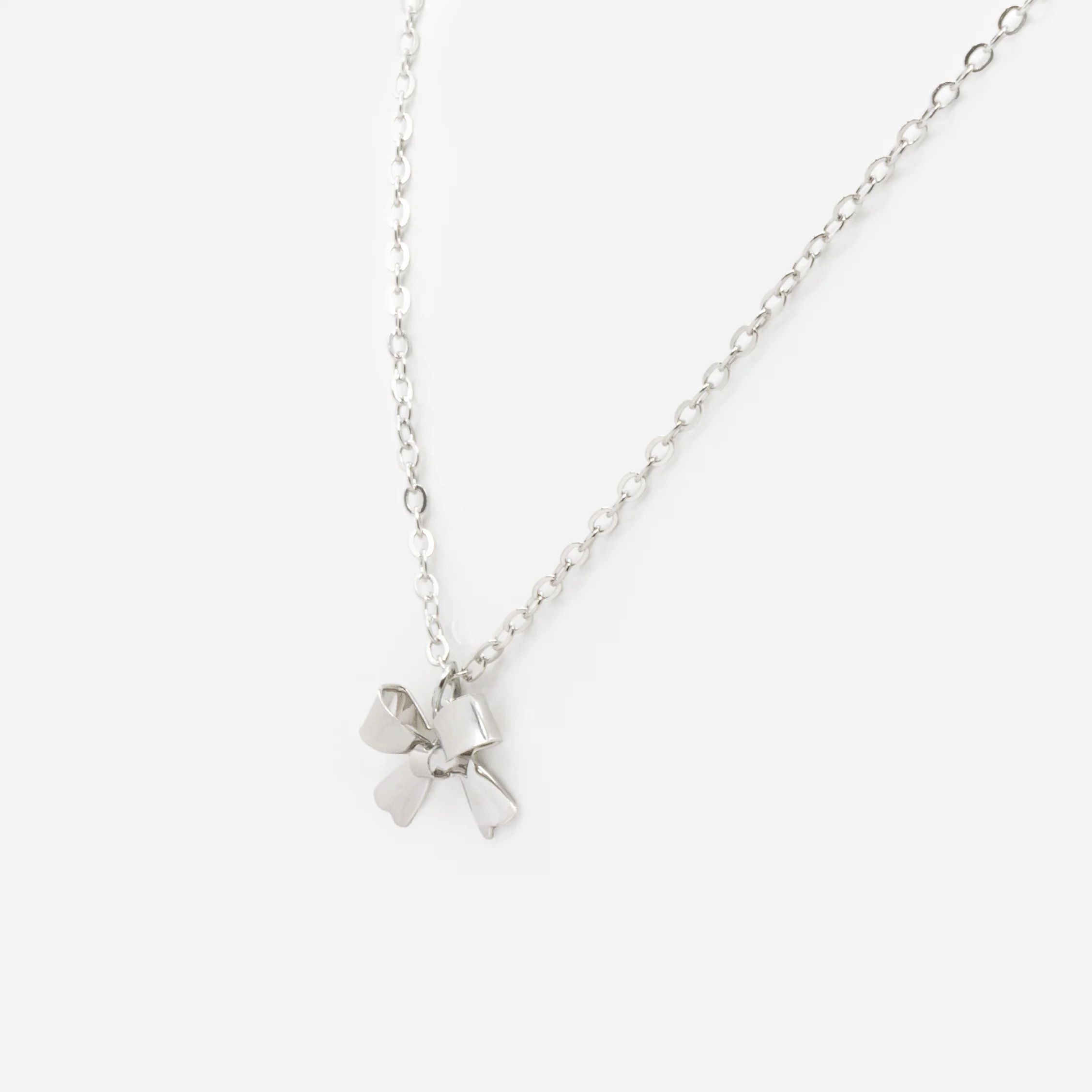 Collier argenté avec breloque boucle - Image 2