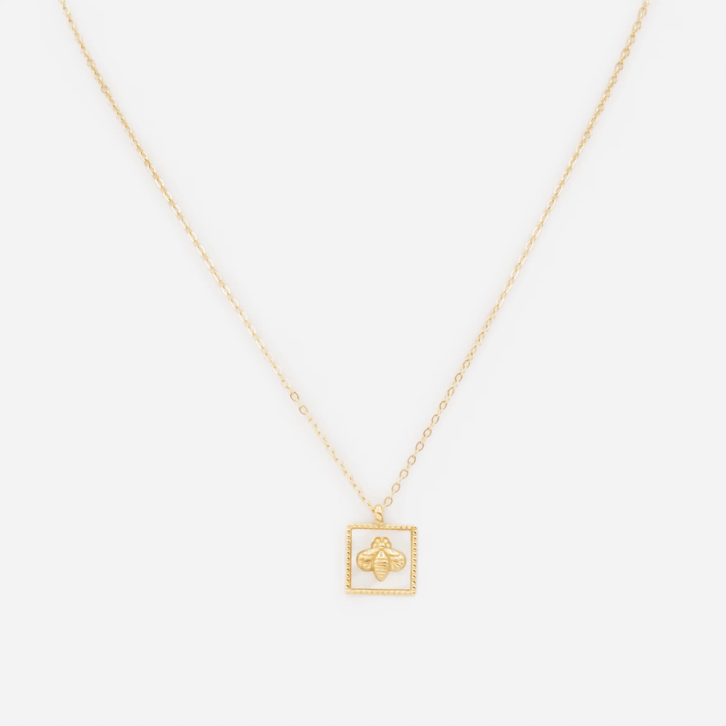 Collier doré avec breloque carrée abeille sur fond blanc nacré en acier inoxydable