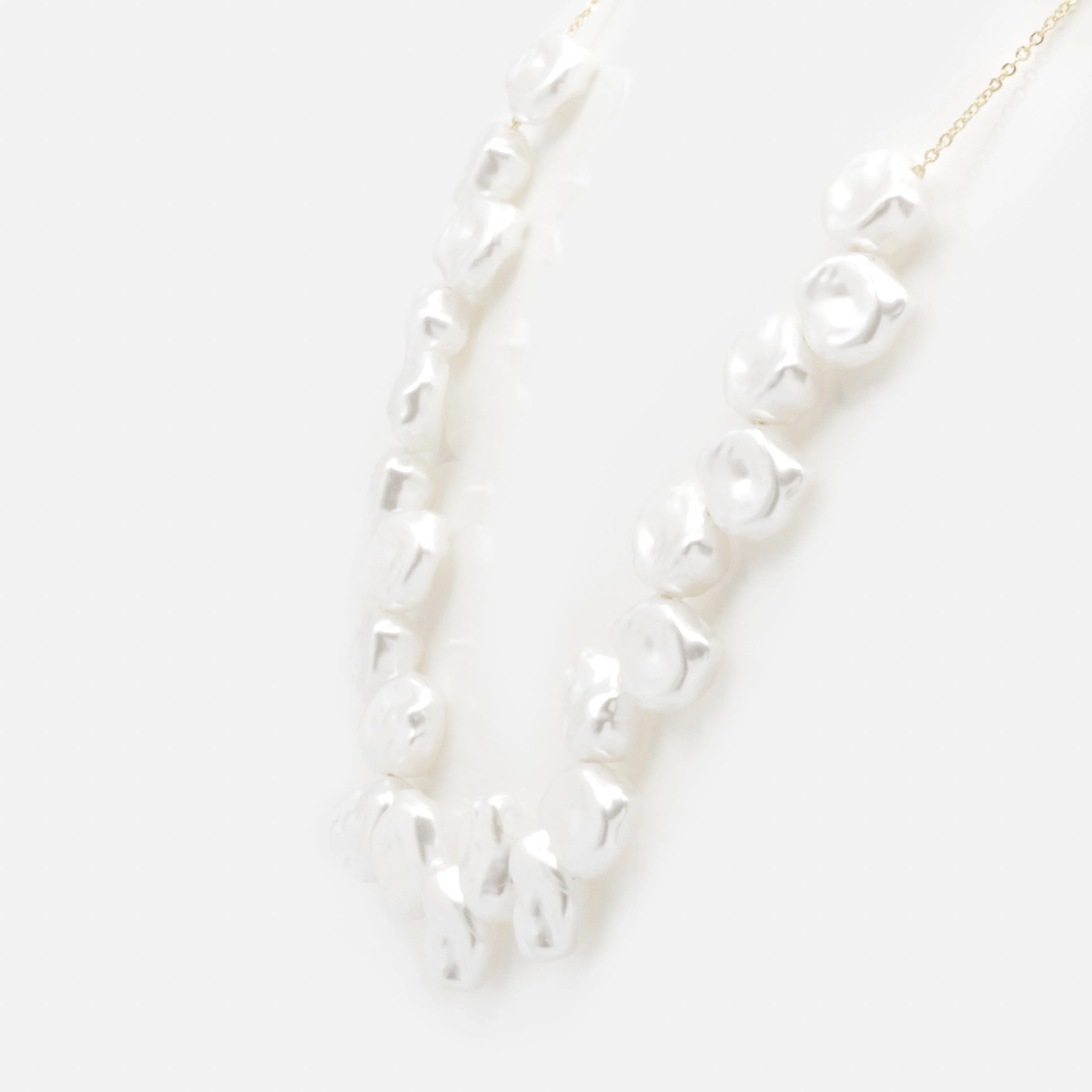Collier doré avec perles plates - Image 2
