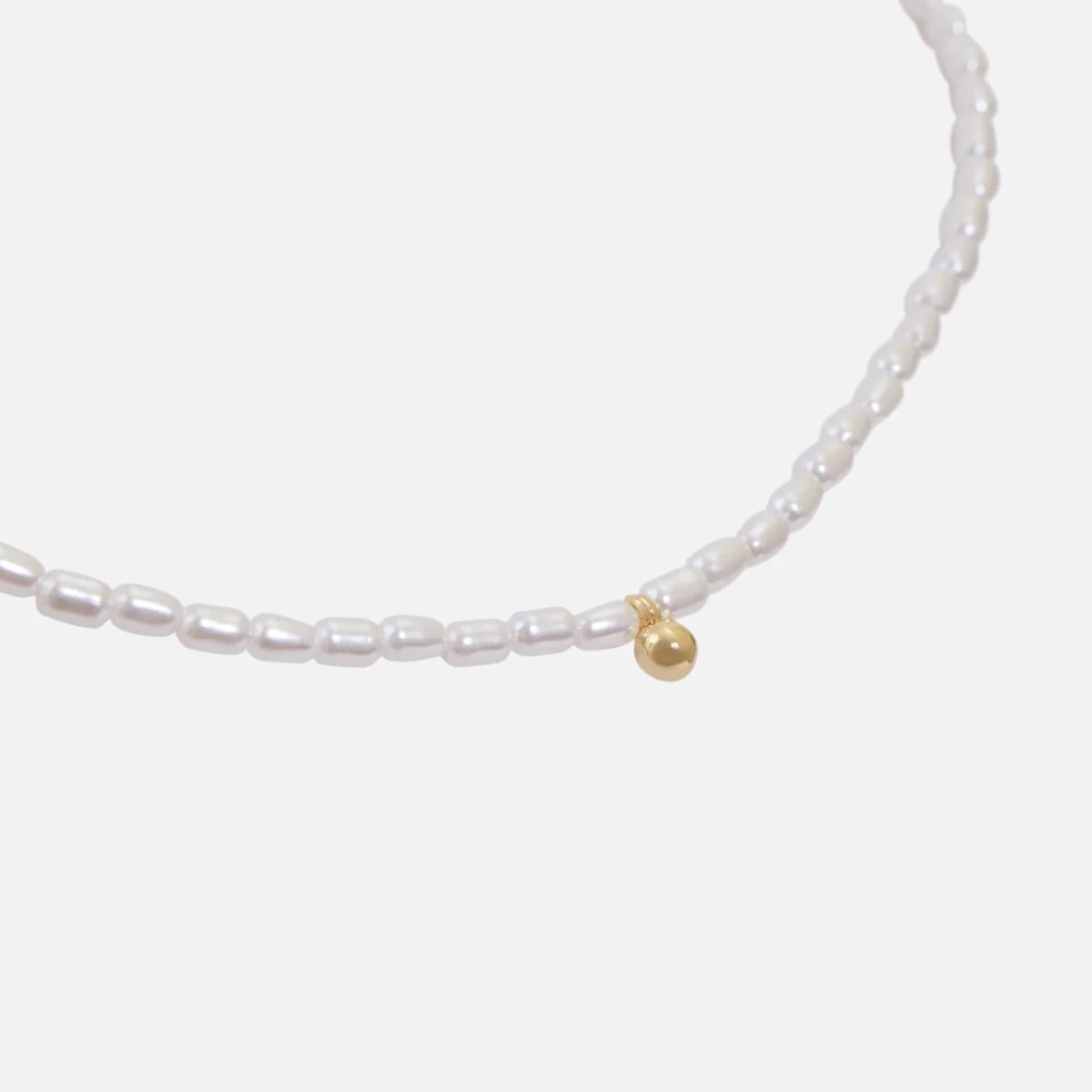 Collier perles synthétiques et breloque boule dorée - Image 2