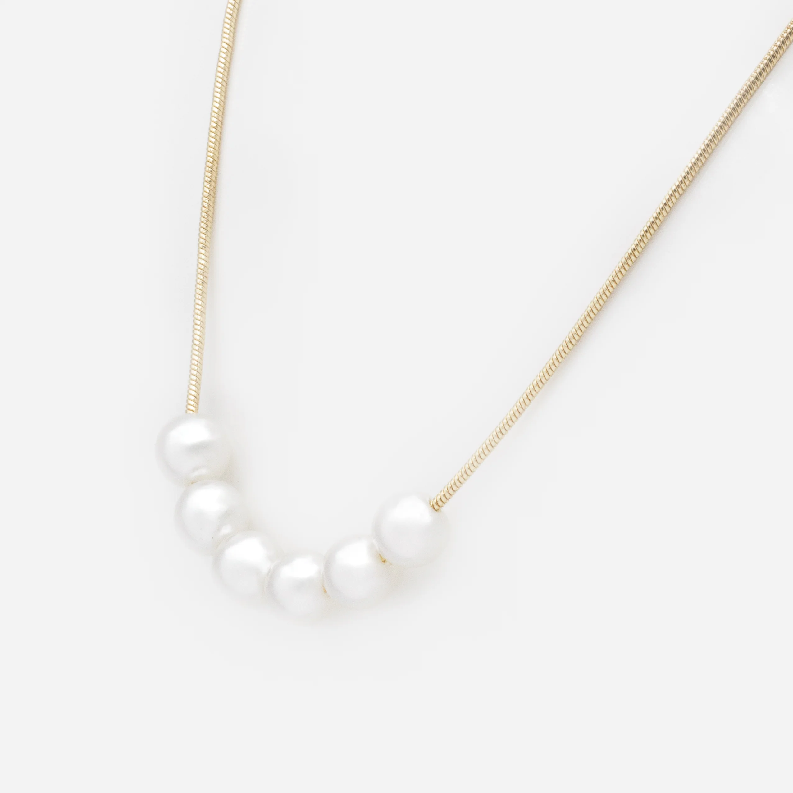 Collier doré avec ses perles rondes - Image 2