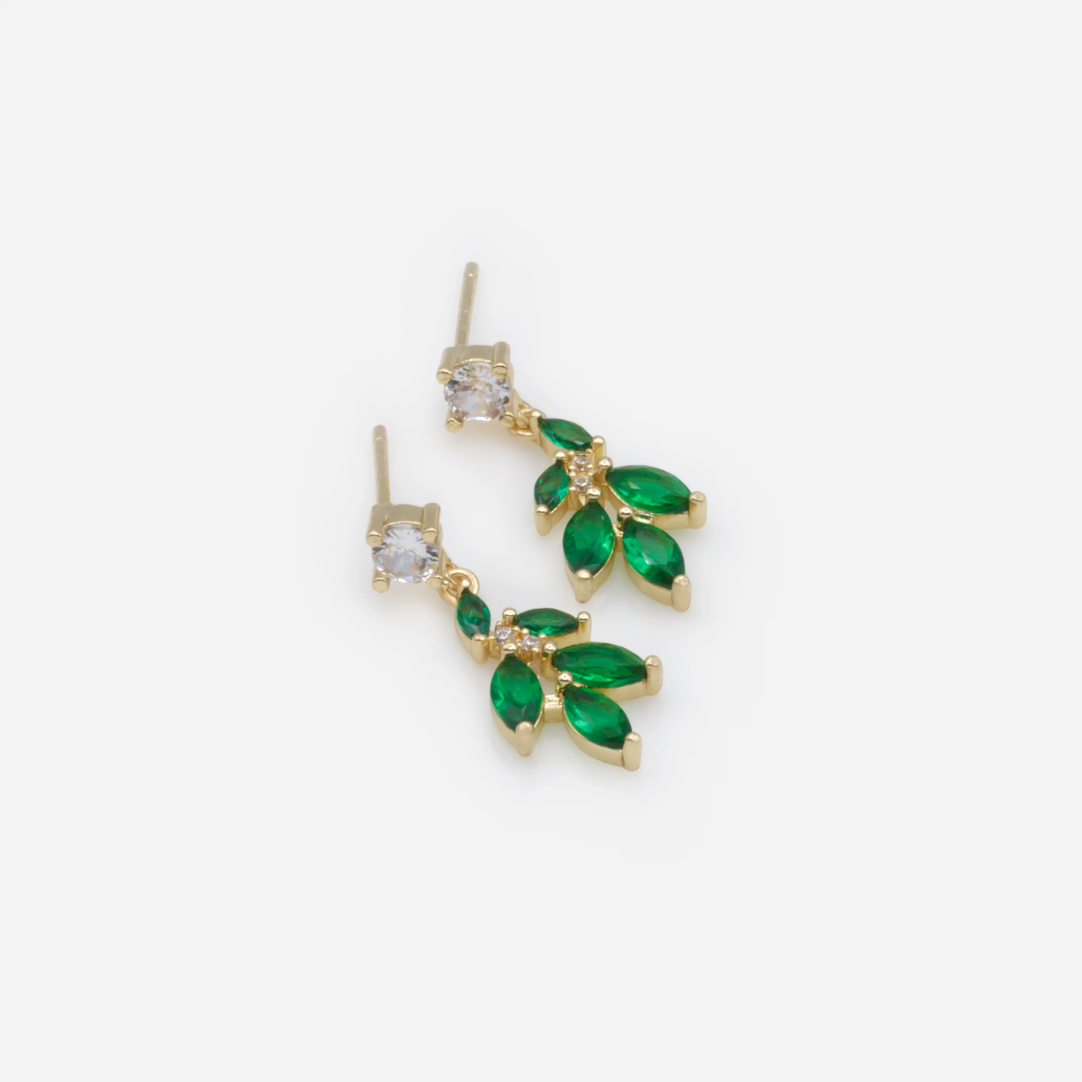 Boucles d'oreilles dorées avec feuilles émeraude - Image 2