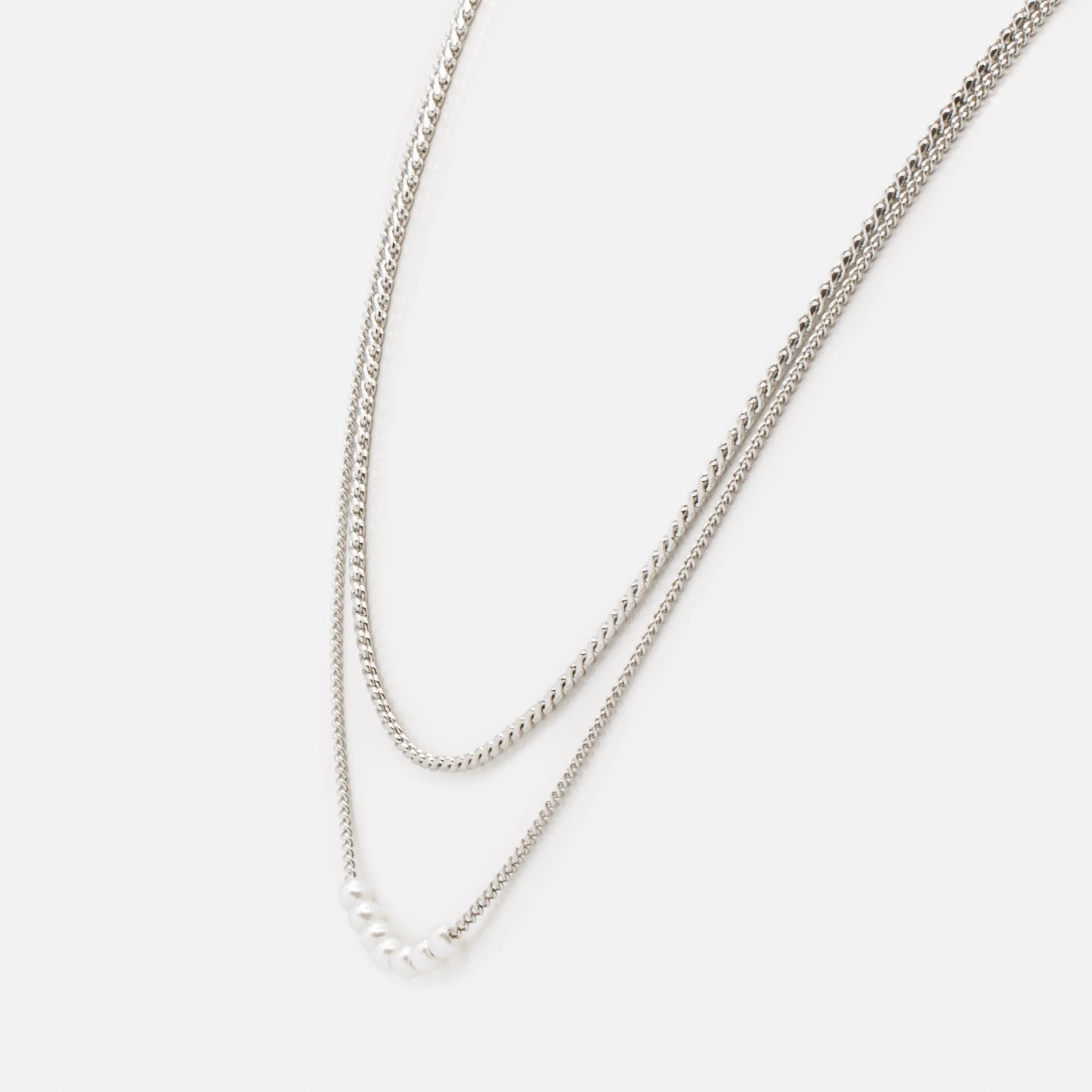 Ensemble de deux colliers argentés mailles en "s" et perles synthétiques rondes - Image 4