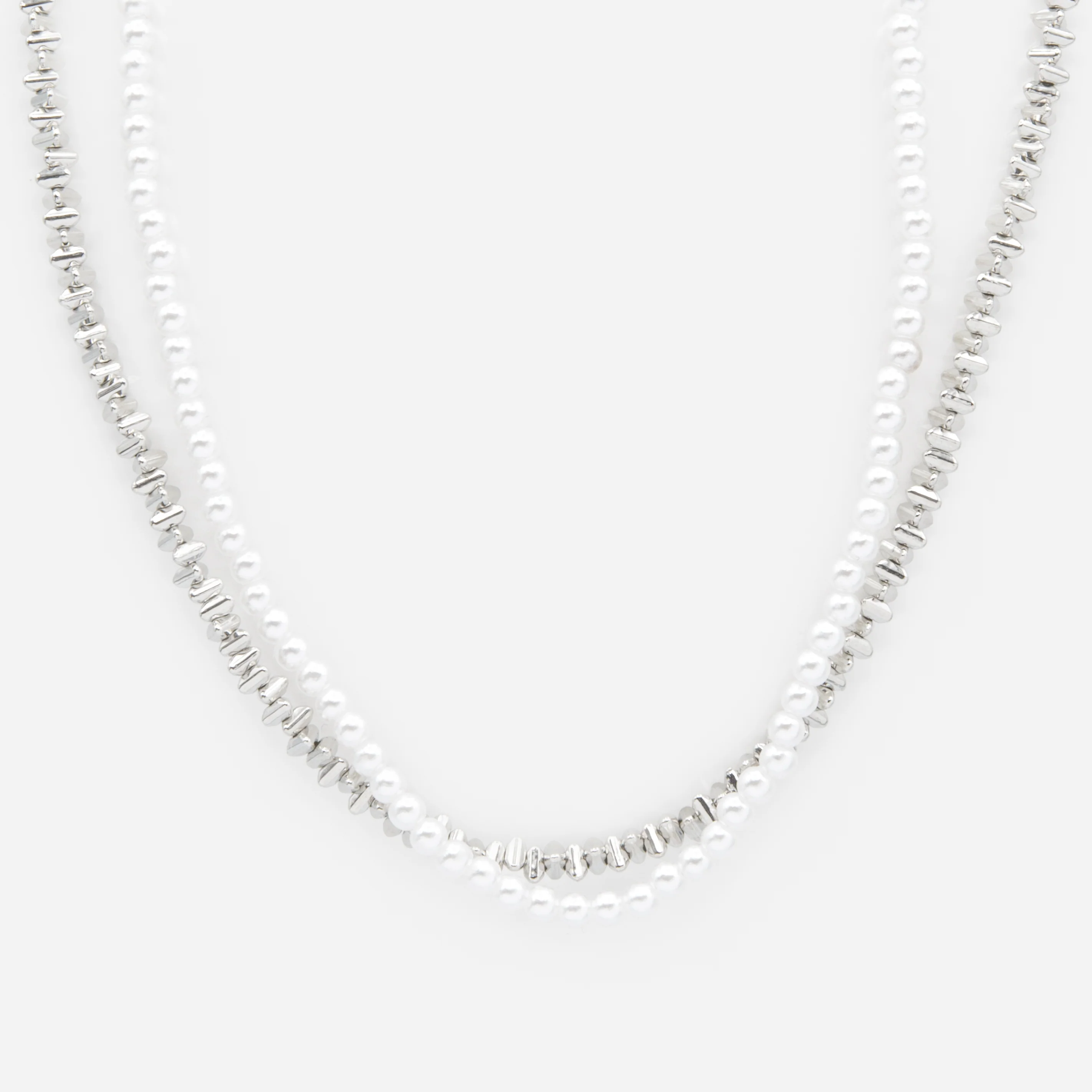 Collier double rang avec billes triangulaires argentées et rang de perles